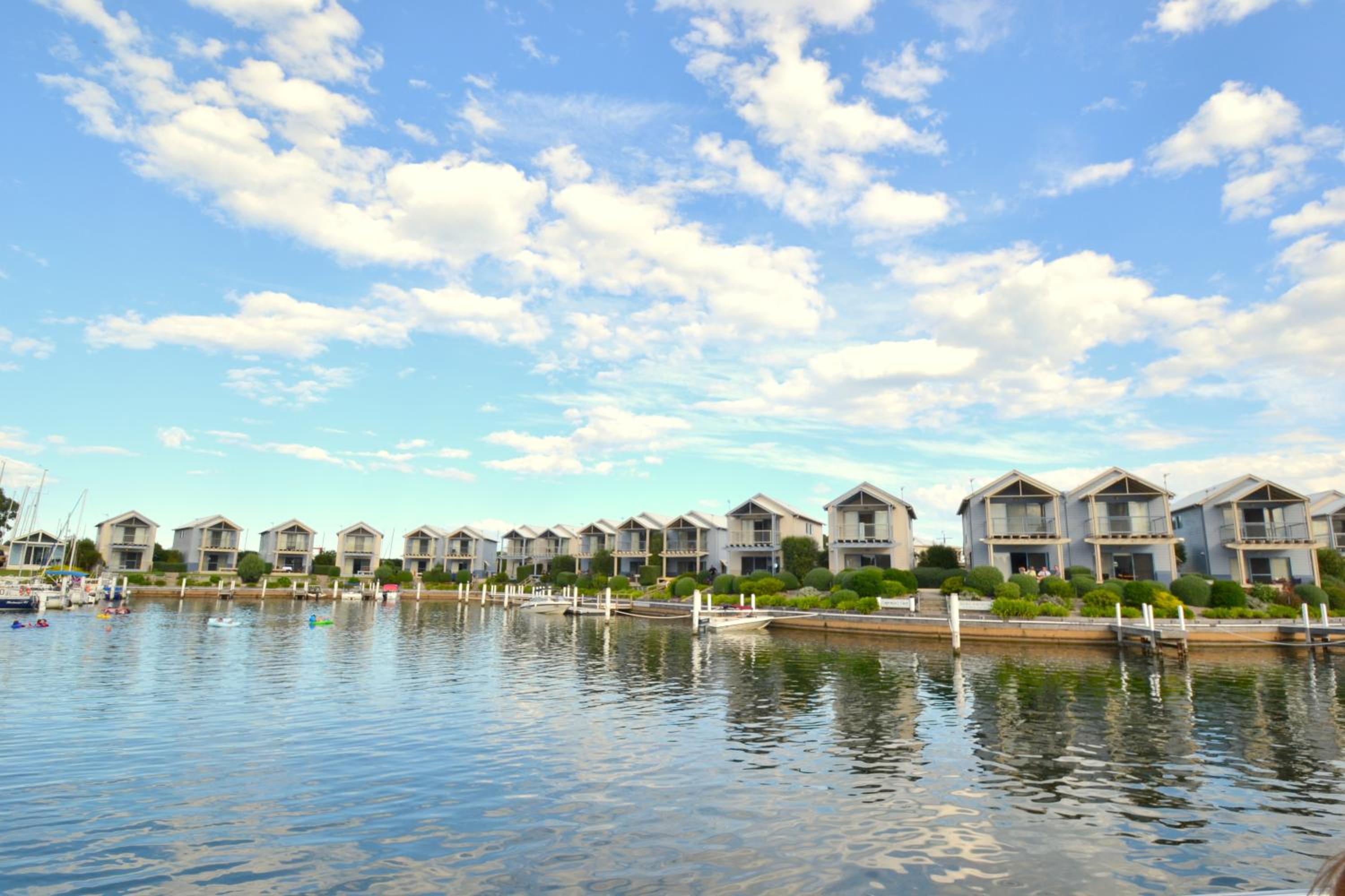 Captains Cove Resort - Absolute Waterfront Apartments