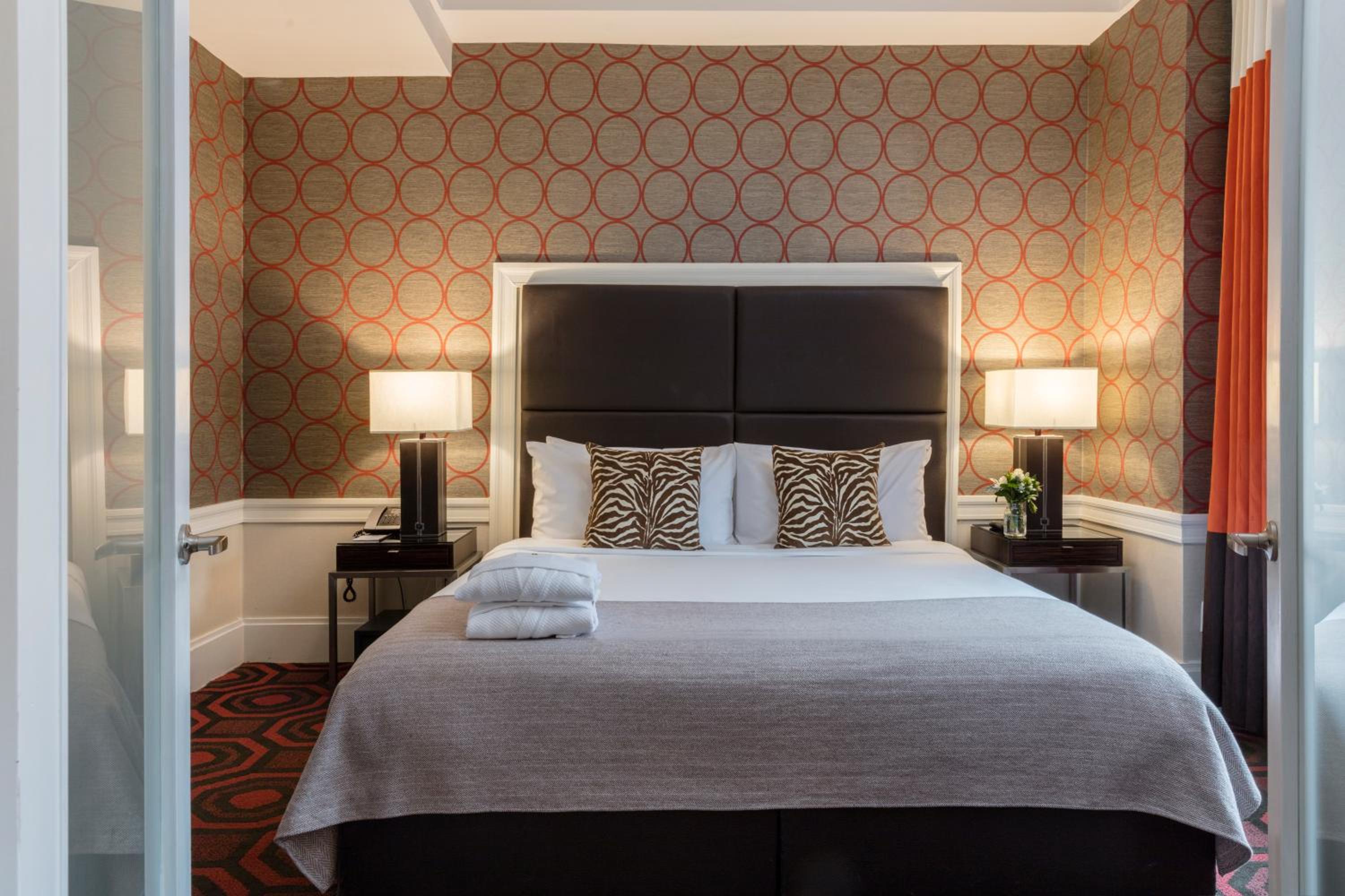 Empire Hotel 6