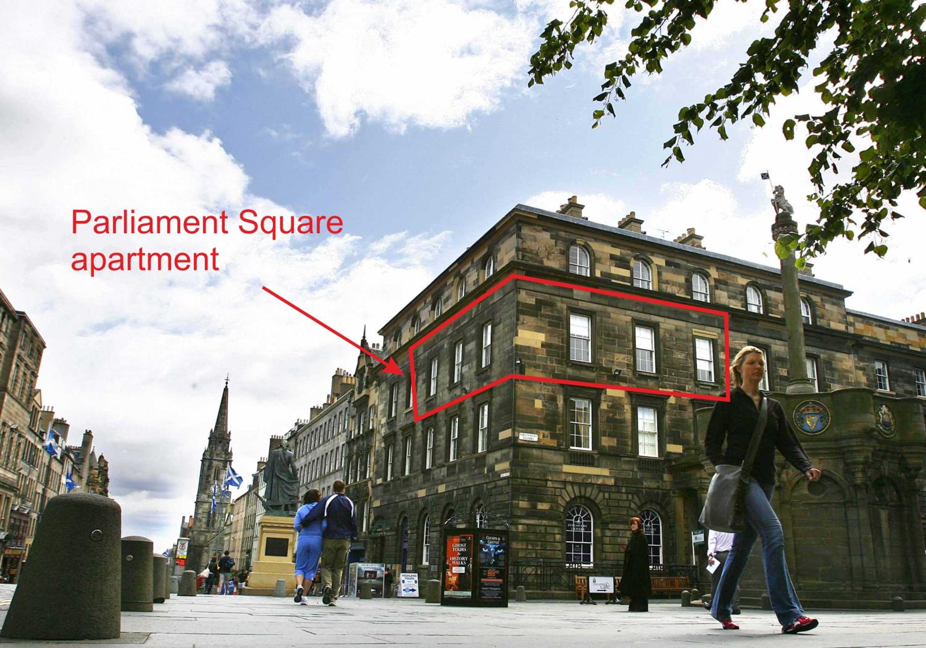 Parliament Sq apt 12 Royal Mile view 3