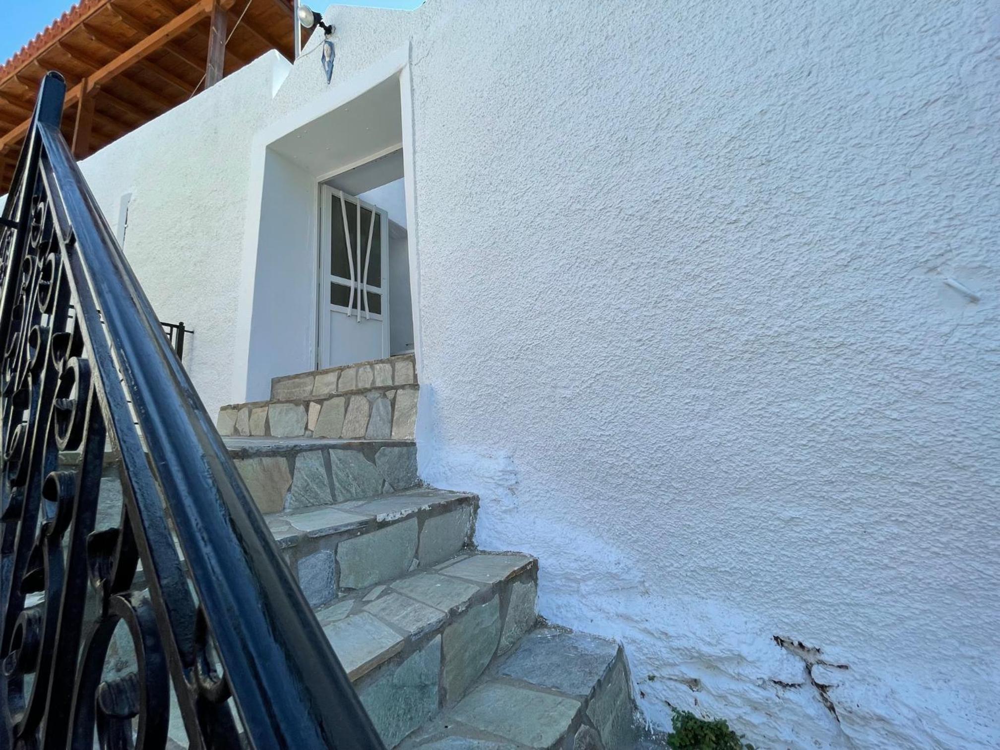 Hotel Nionas Cheerful House - Image 1