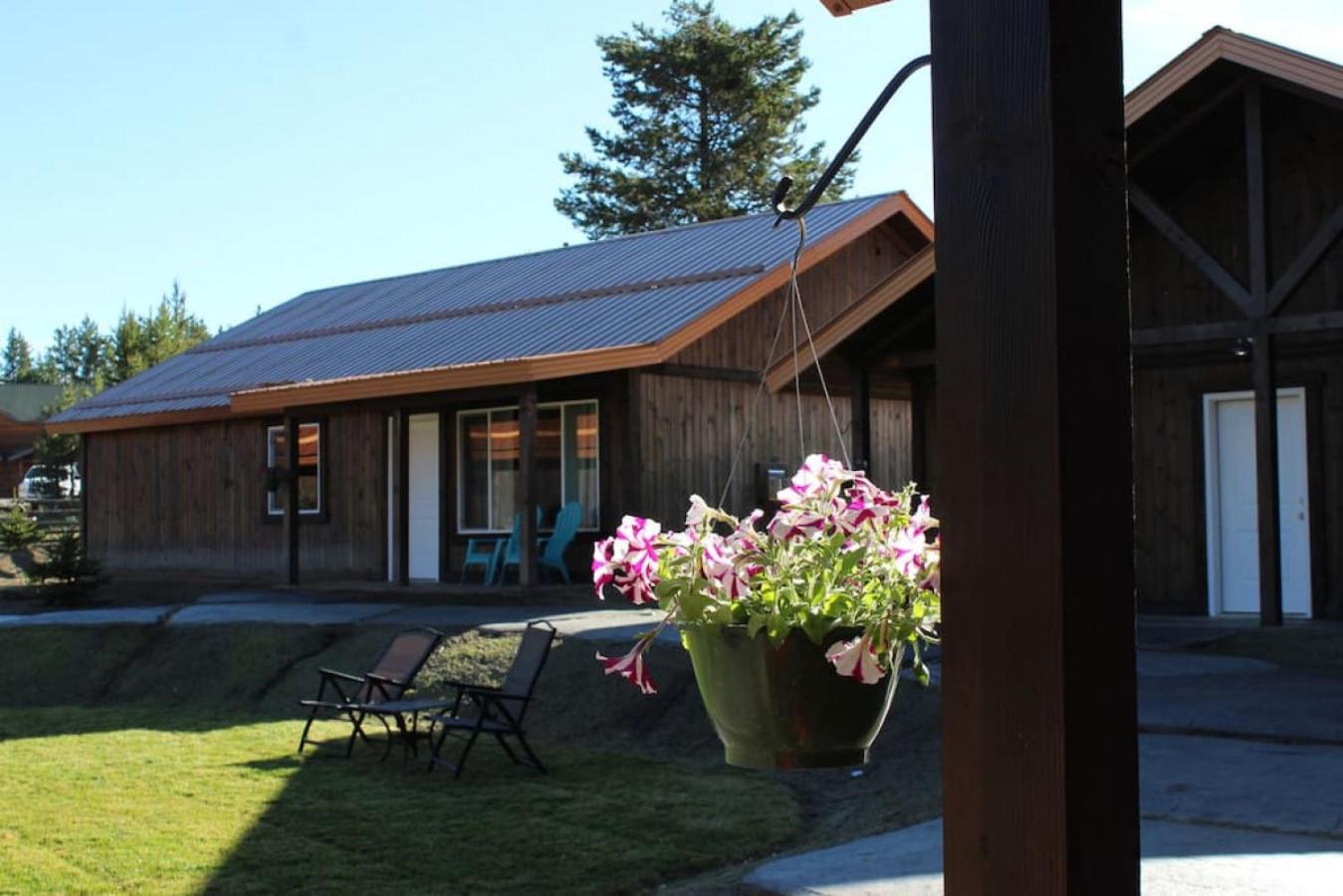 Hotel Family Cabin Unit 10 - Image 1