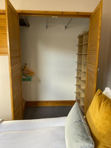 Grove House - 4 Bedroom sleeps 8 only 1 mile from centre view 3