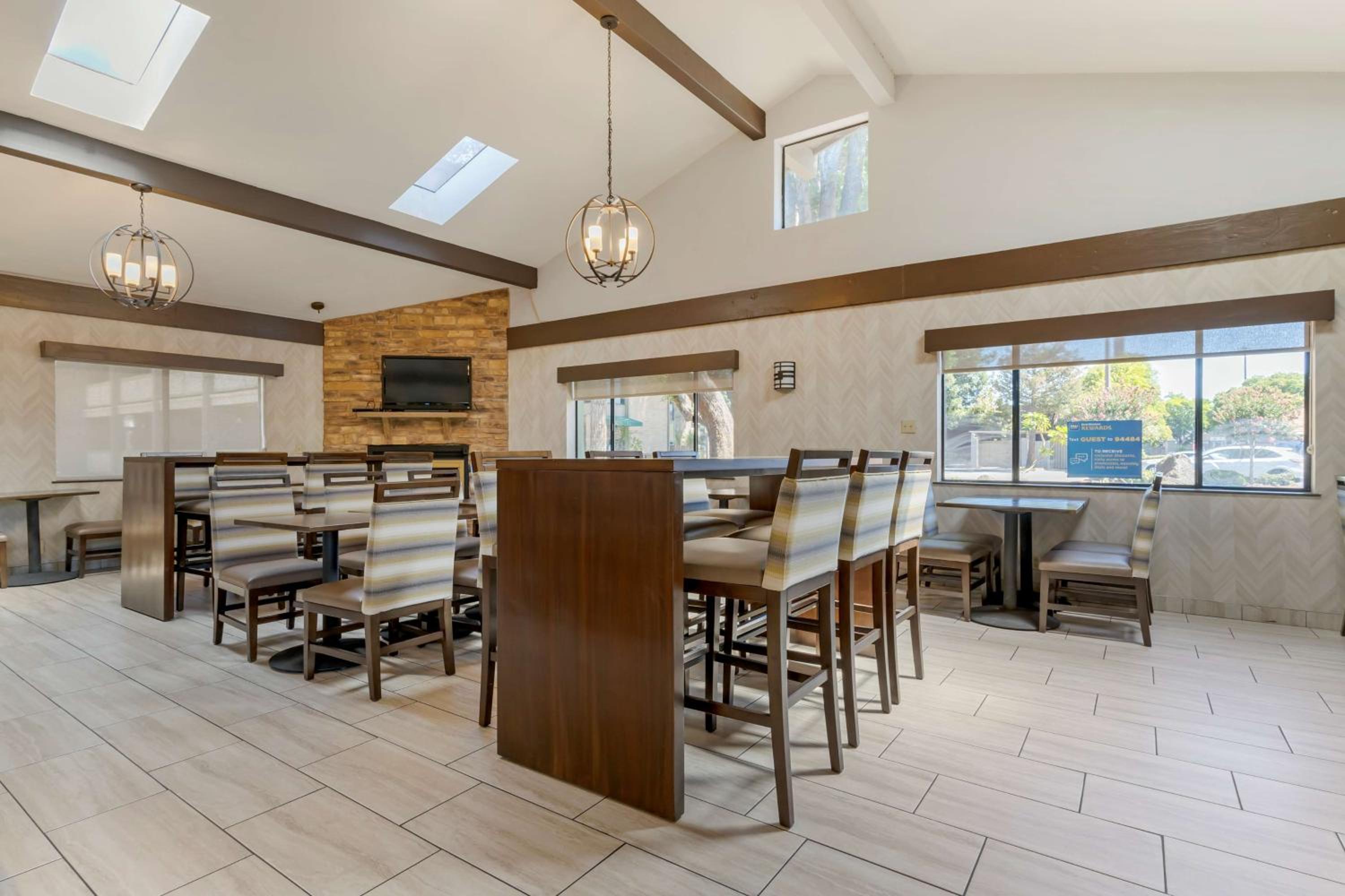 Best Western Plus Forest Park Inn - Property Image 6
