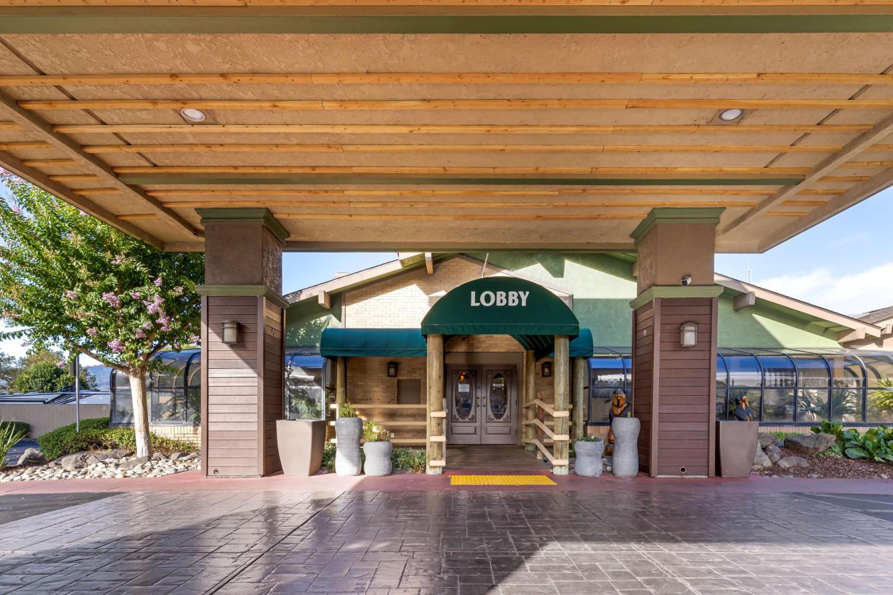 Best Western Plus Forest Park Inn - Property Image 8