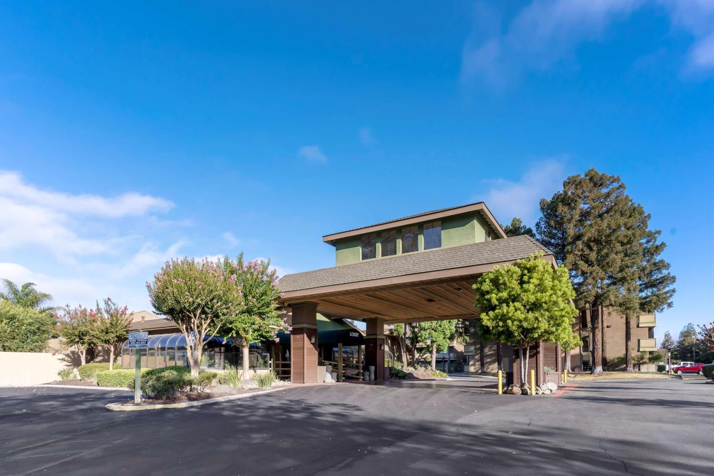 Best Western Plus Forest Park Inn - Property Image 43
