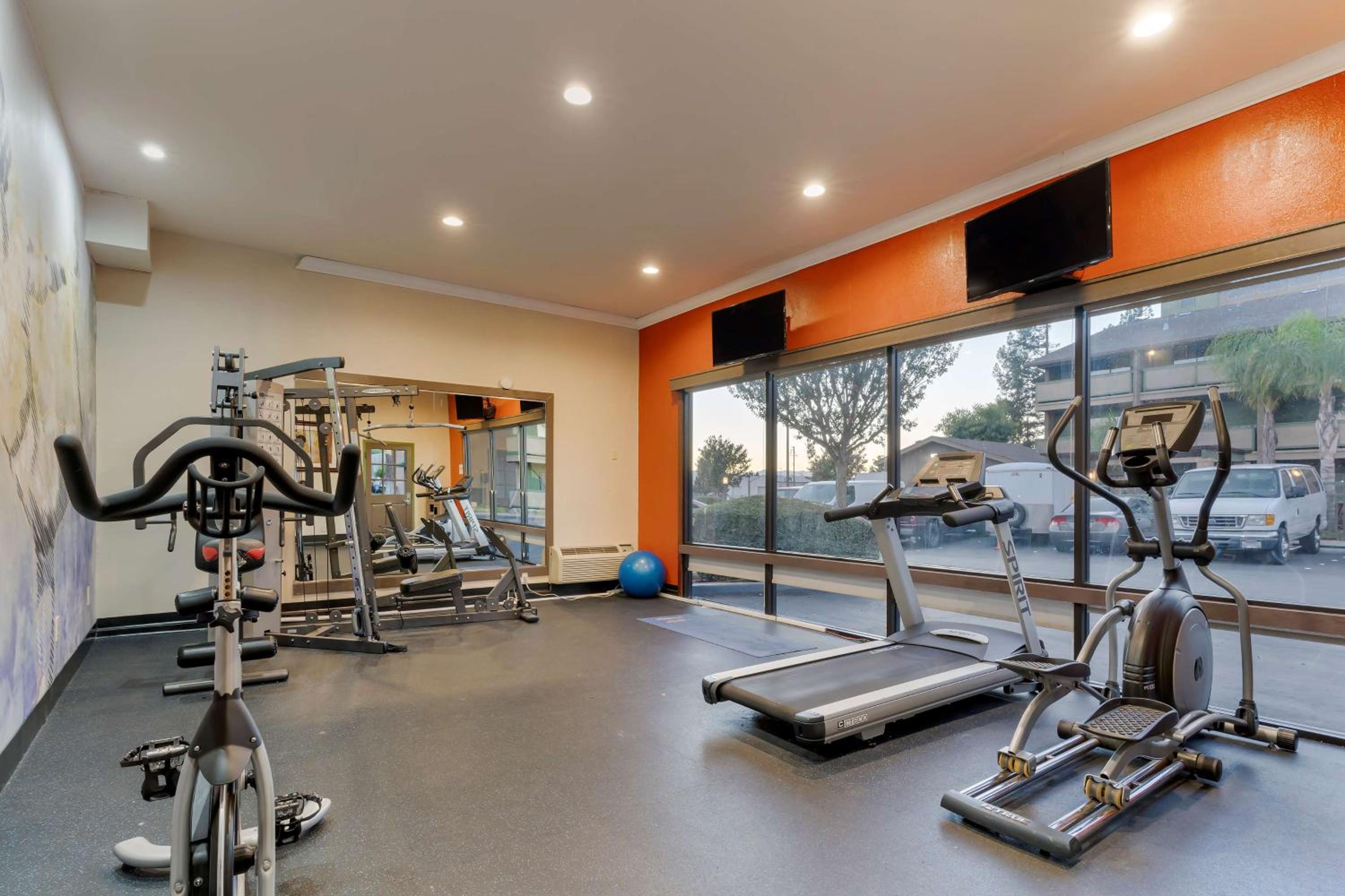 Best Western Plus Forest Park Inn - Property Image 3