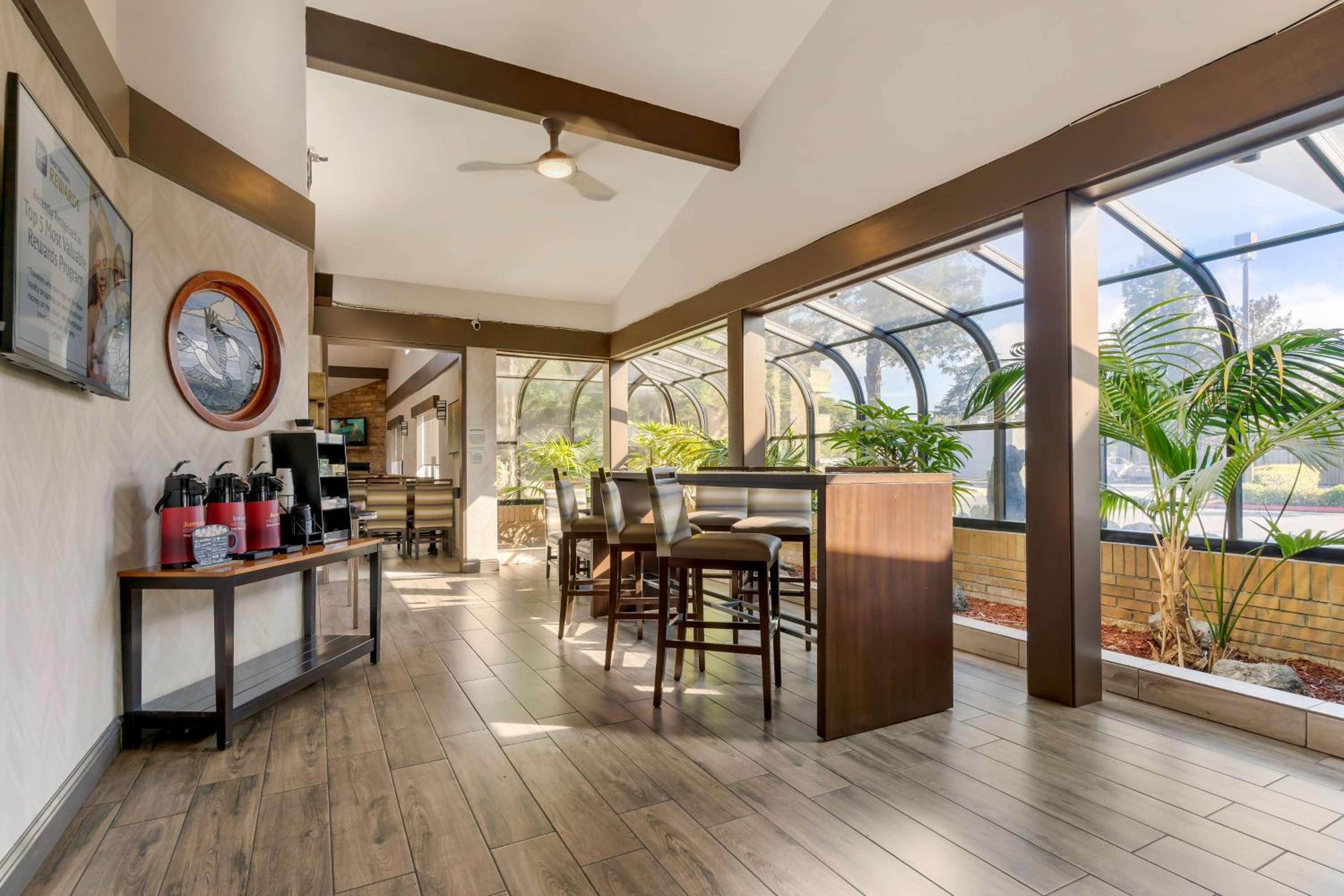 Best Western Plus Forest Park Inn - Property Image 35