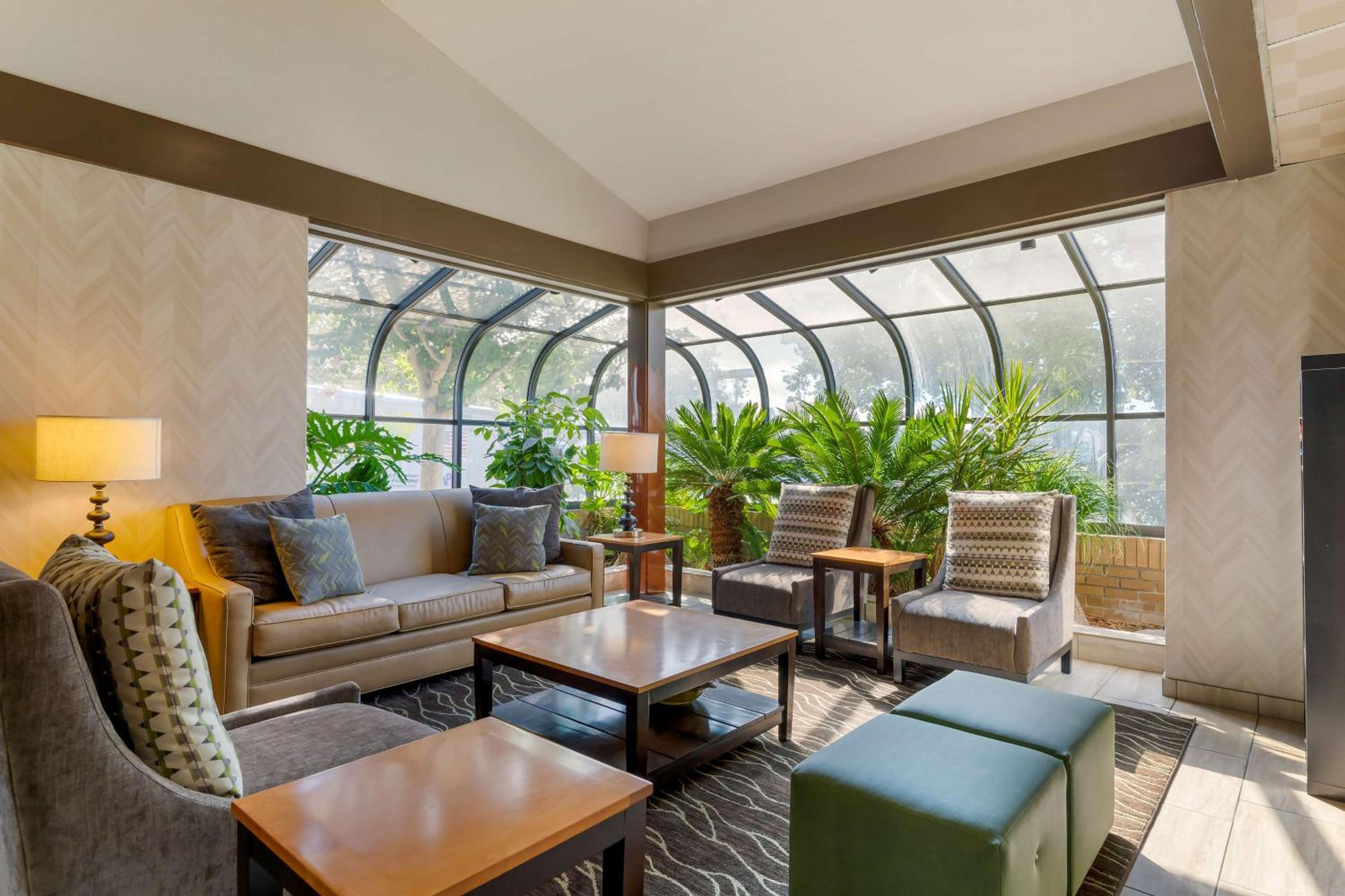 Best Western Plus Forest Park Inn - Property Image 36