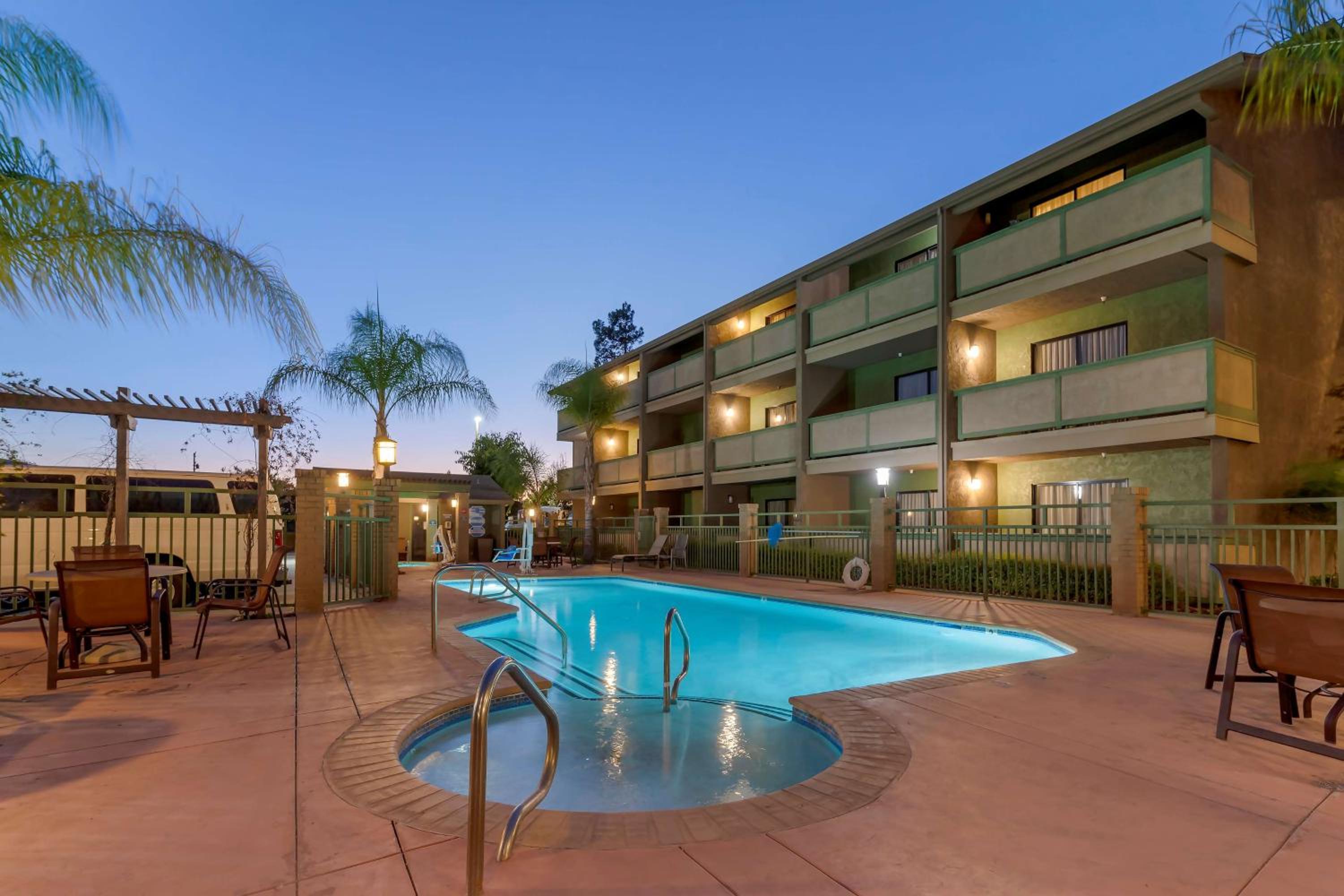 Best Western Plus Forest Park Inn - Property Image 39