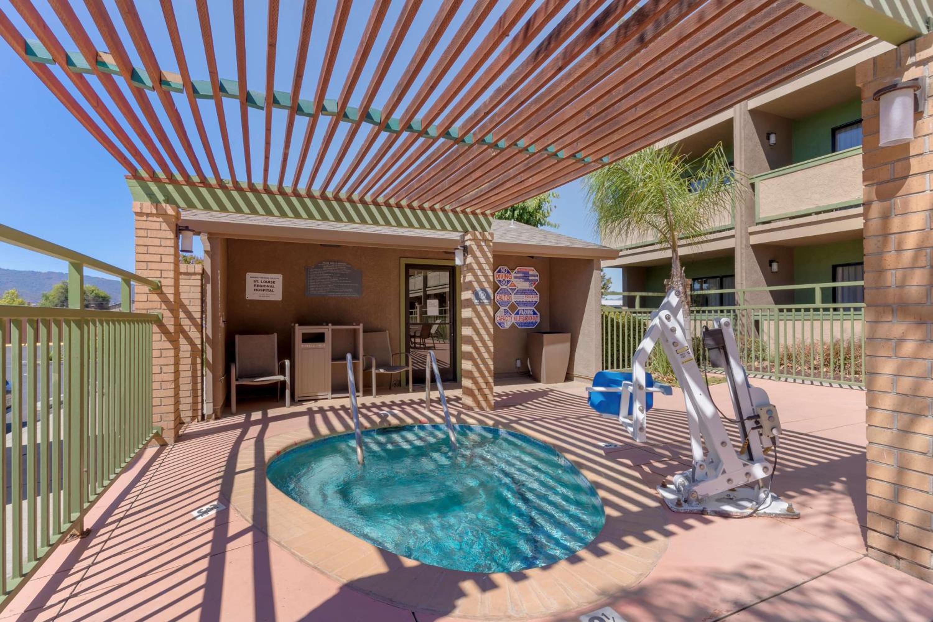 Best Western Plus Forest Park Inn - Property Image 40
