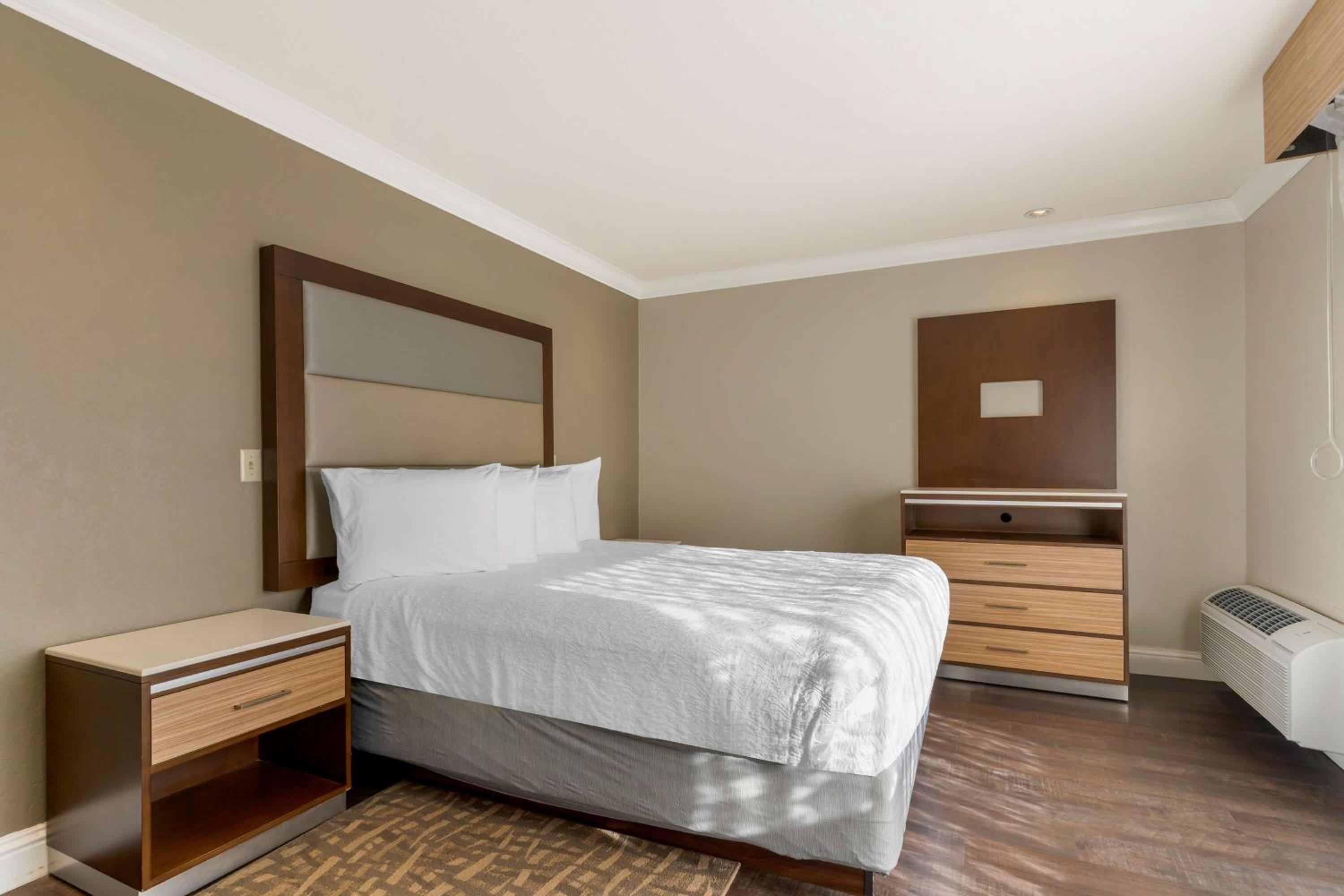 Best Western Plus Forest Park Inn - Property Image 55