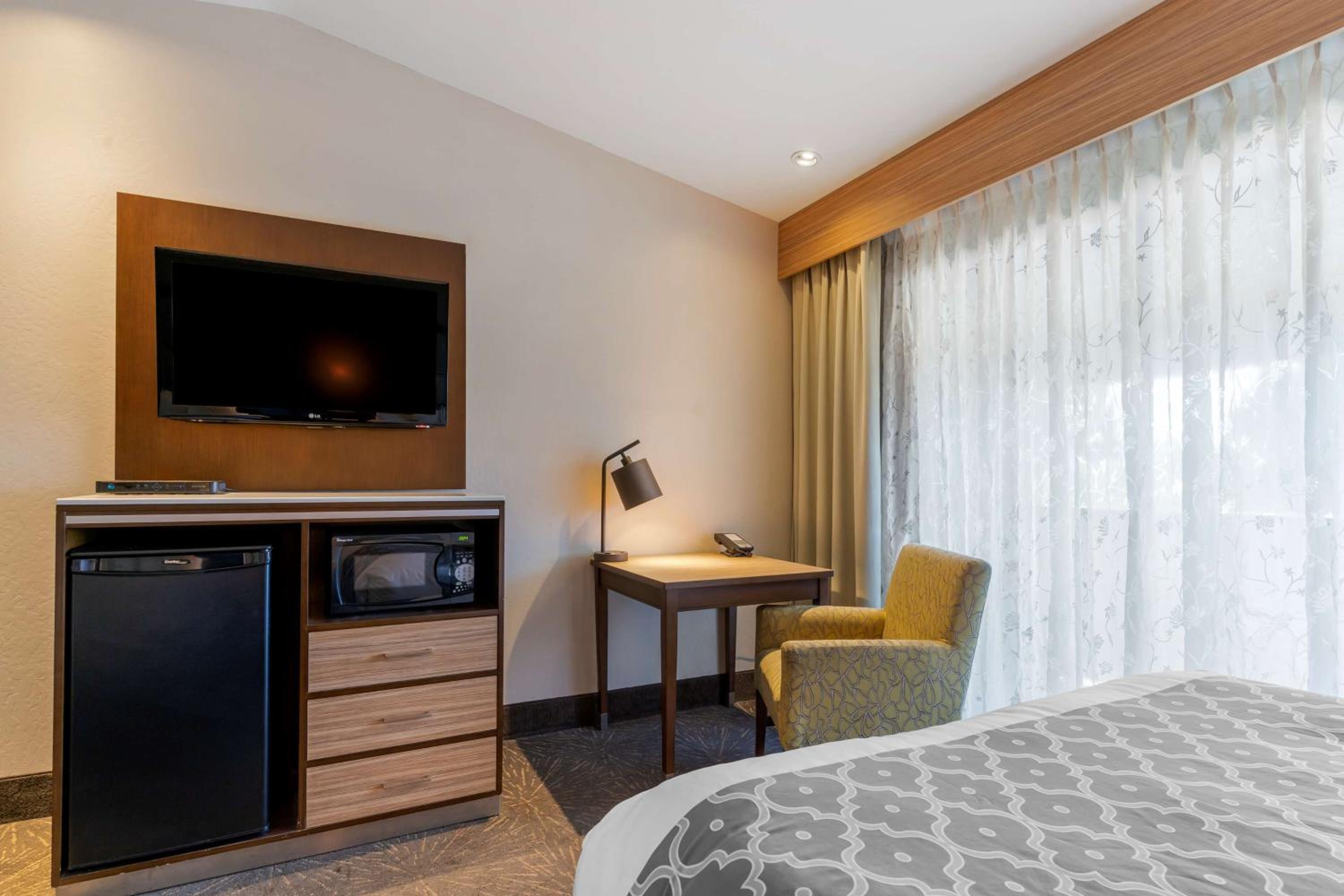 Best Western Plus Forest Park Inn - Property Image 51