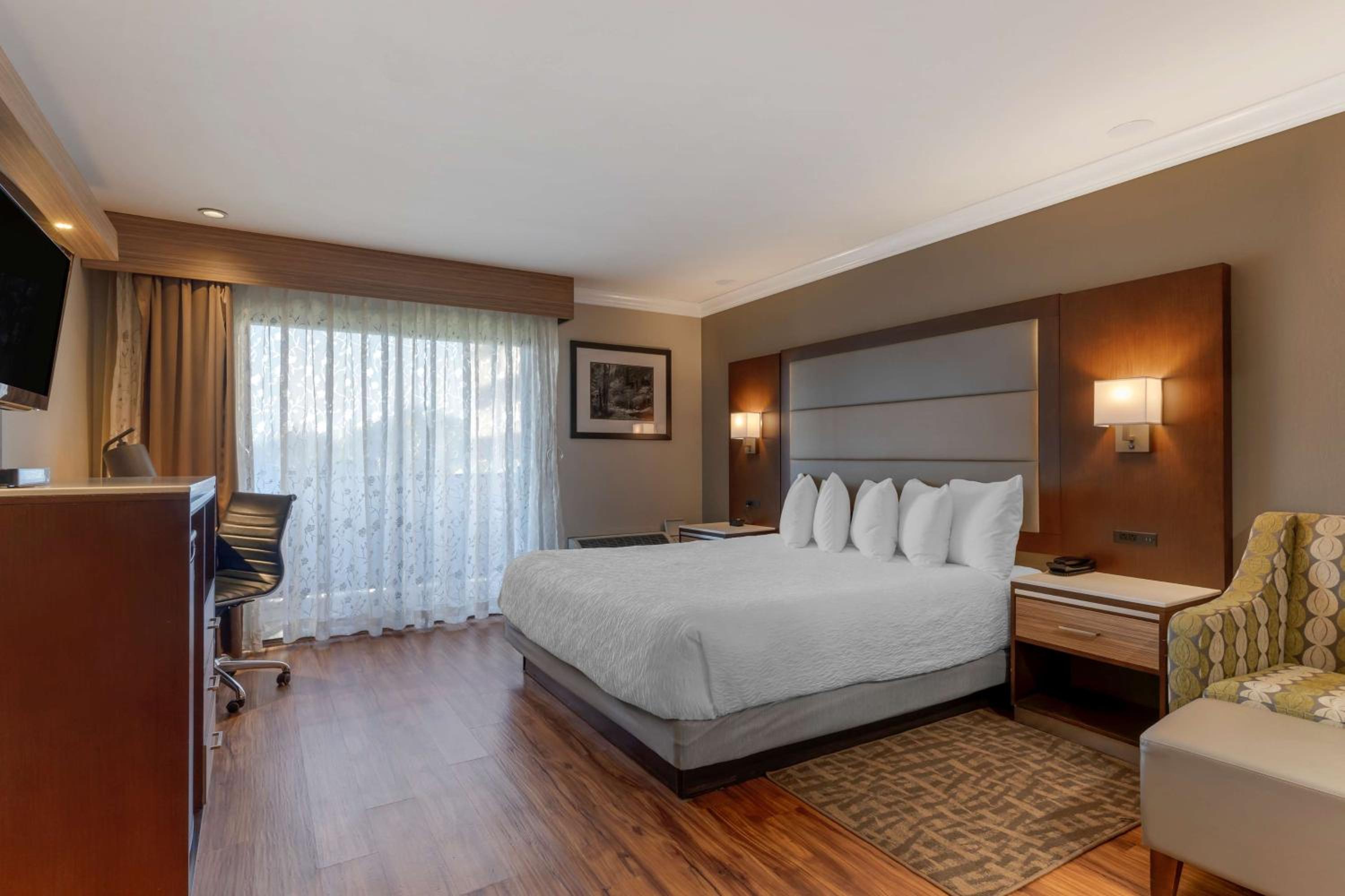 Best Western Plus Forest Park Inn - Property Image 9