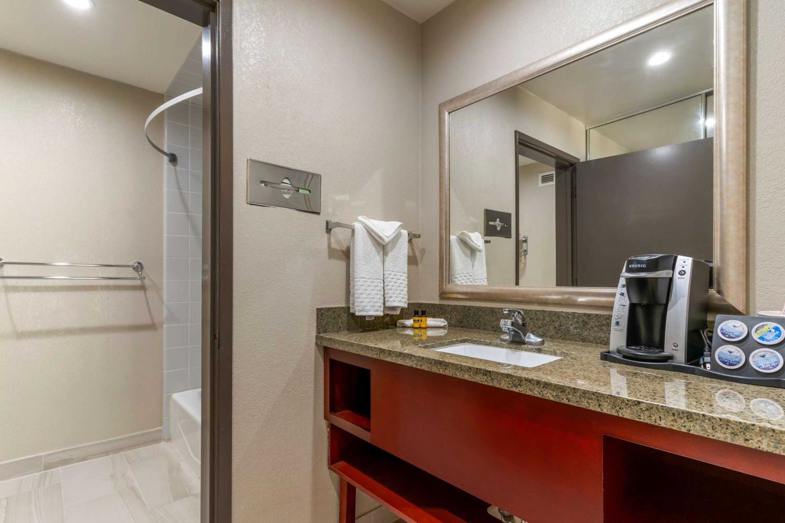 Best Western Plus Forest Park Inn - Property Image 25