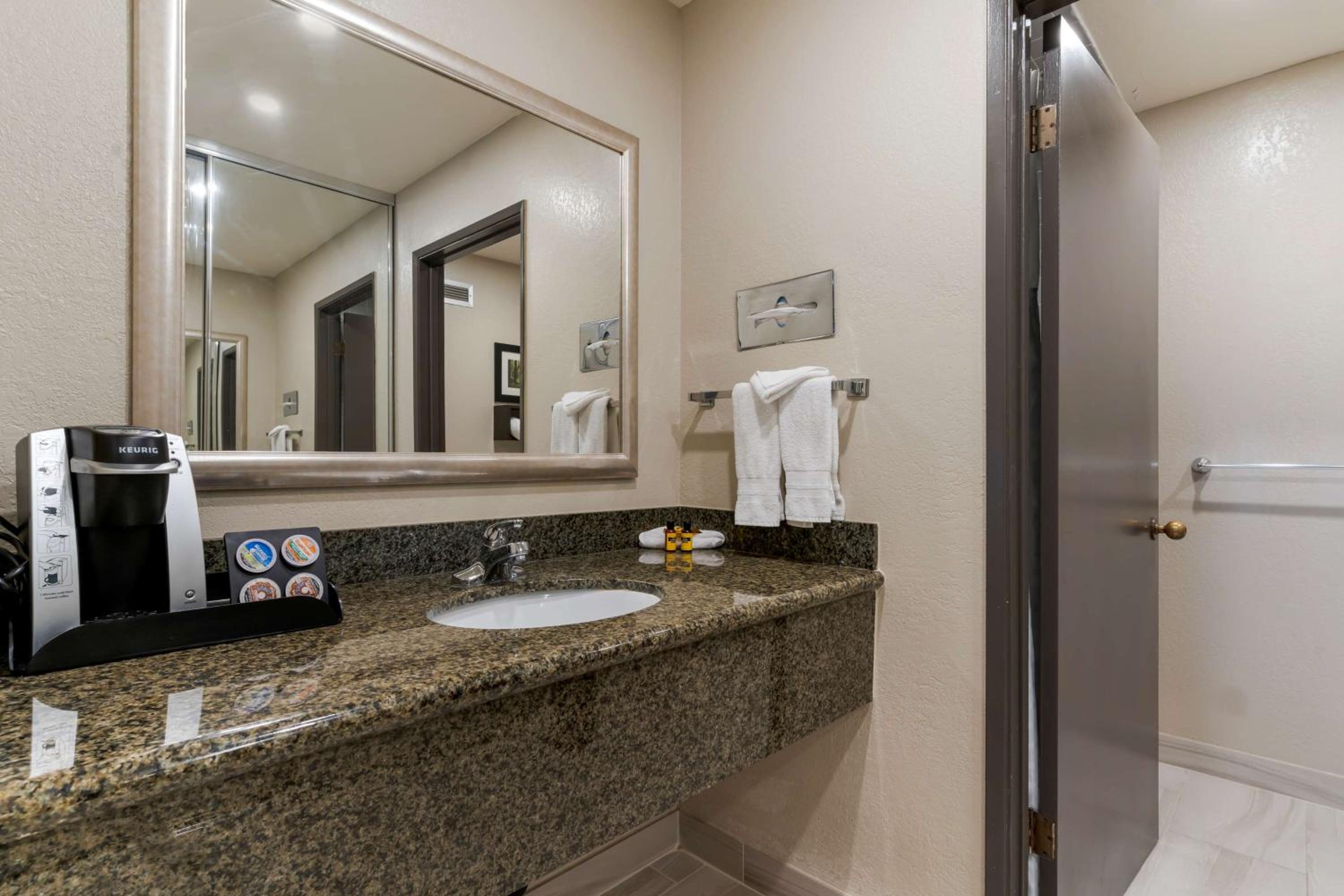 Best Western Plus Forest Park Inn - Property Image 19