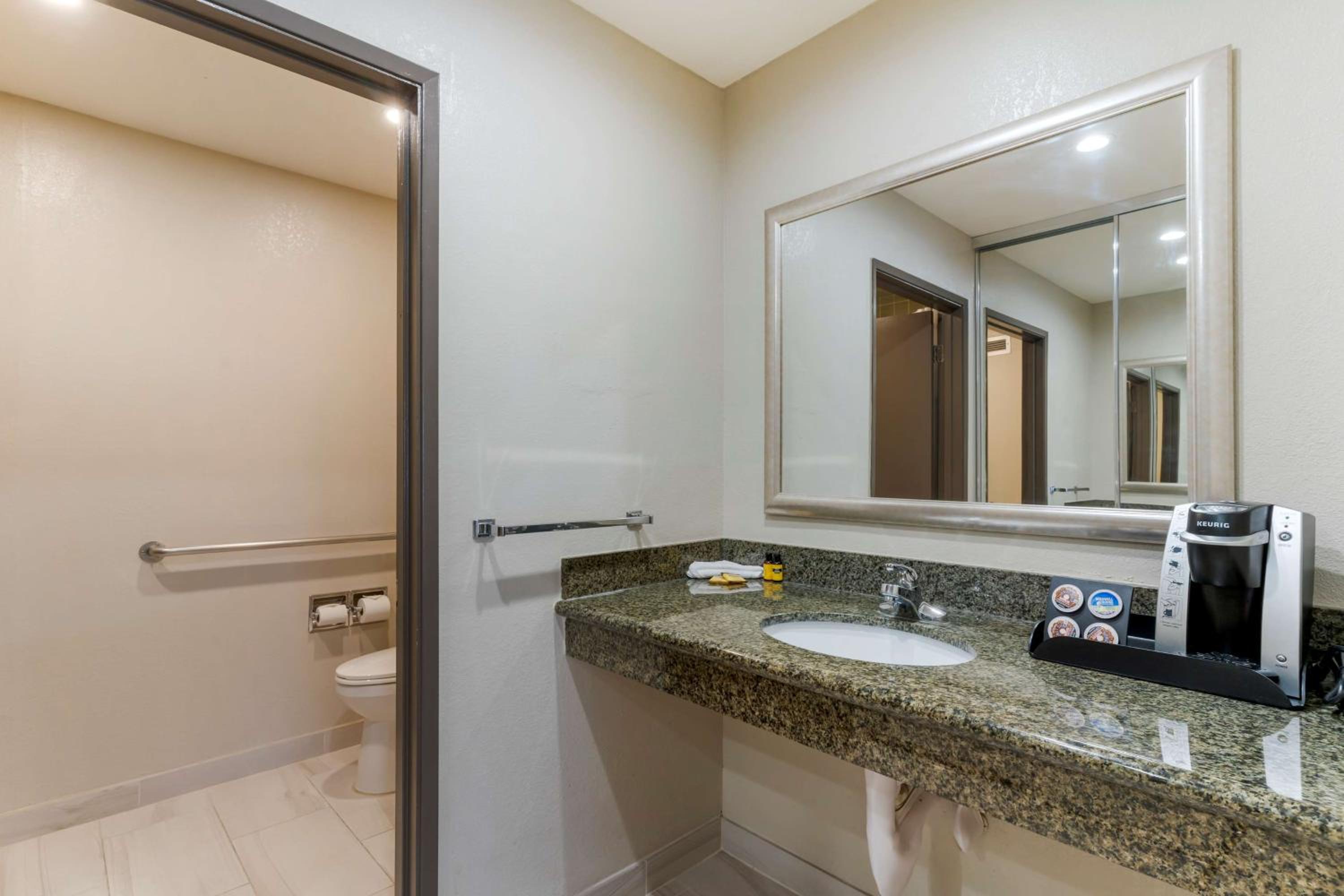 Best Western Plus Forest Park Inn - Property Image 20
