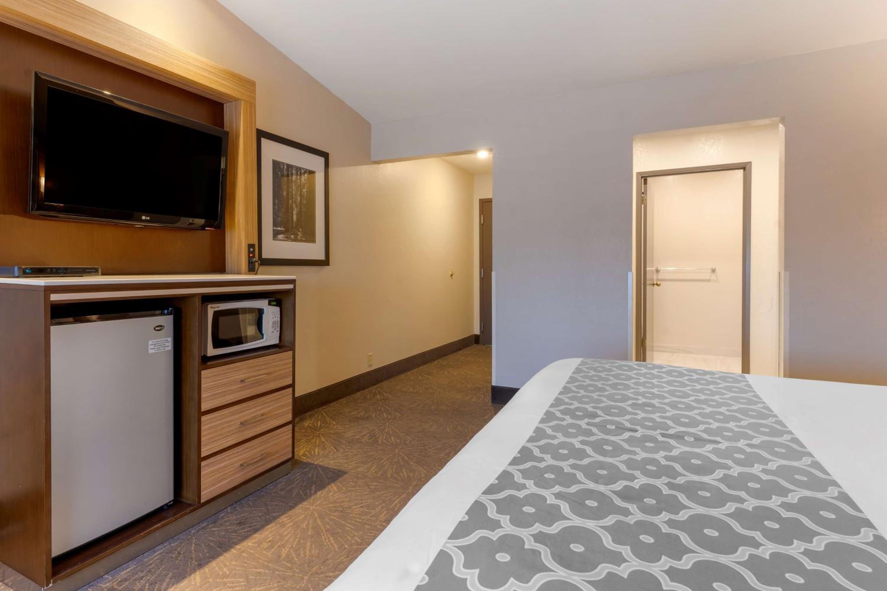 Best Western Plus Forest Park Inn - Property Image 30