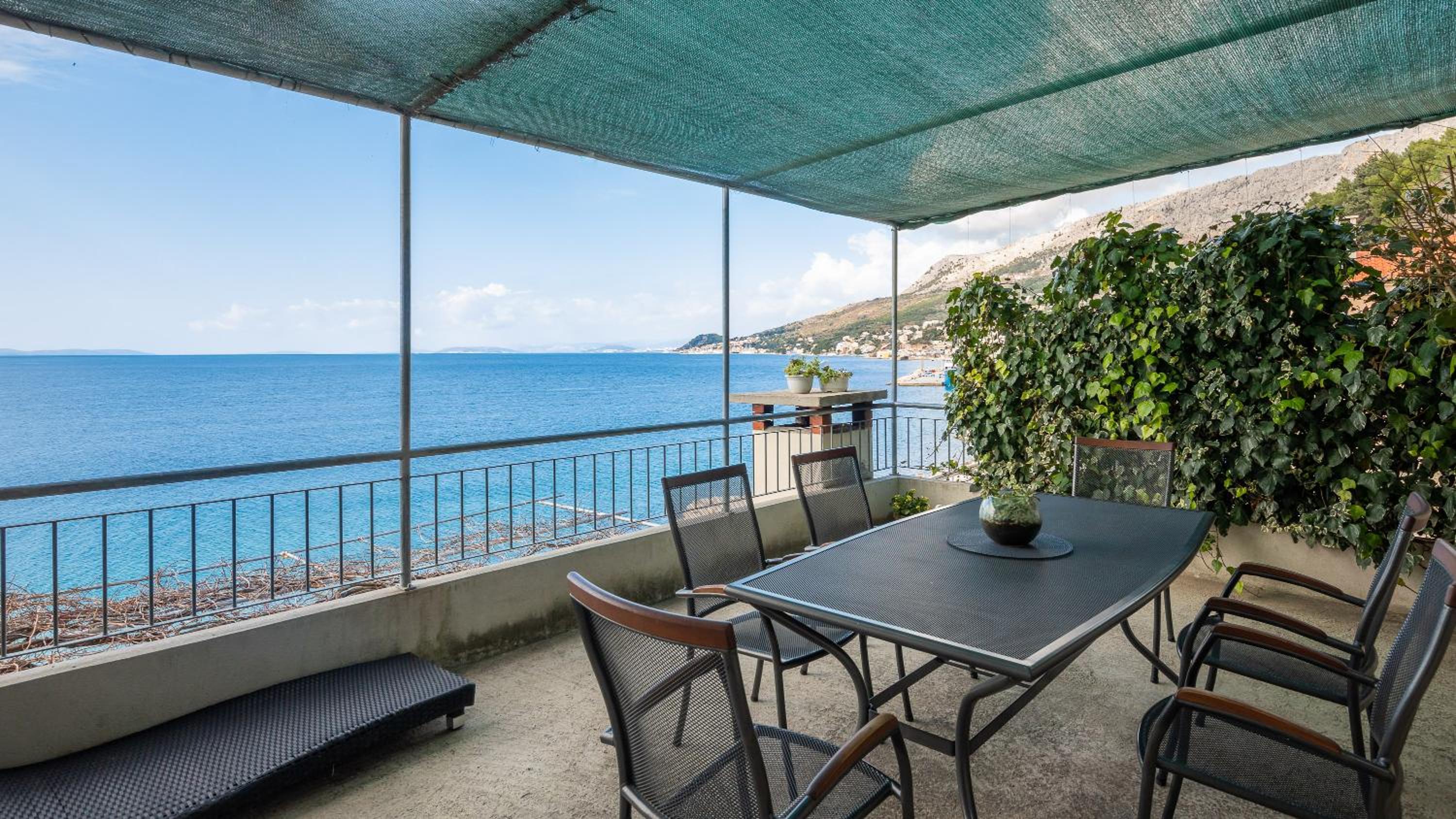 Seaside Apartment Blue view 3