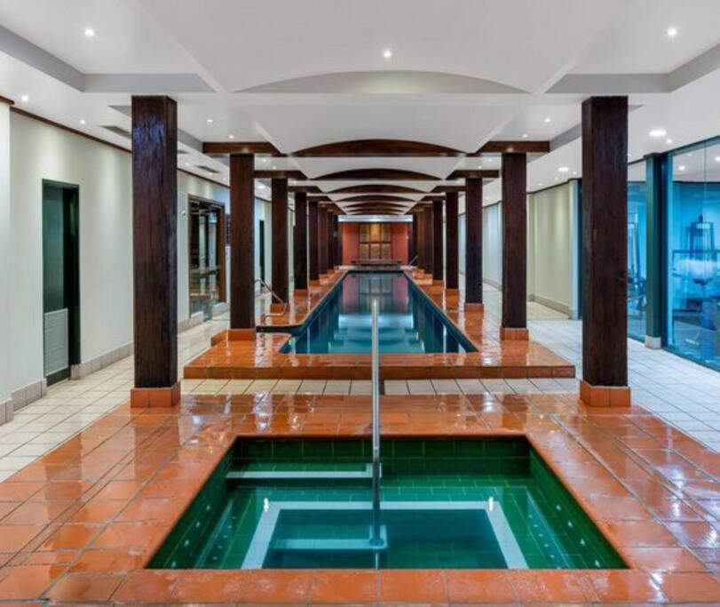 Darling Harbour stunning city location with pool, gym, wifi, Netflix