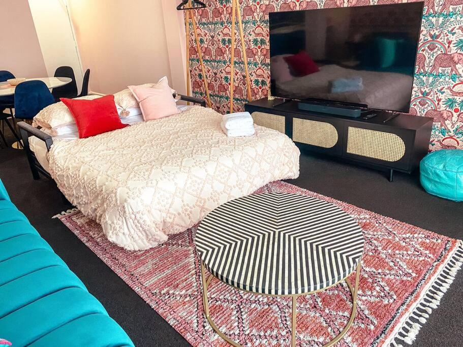 Darling Harbour stunning city location with pool, gym, wifi, Netflix