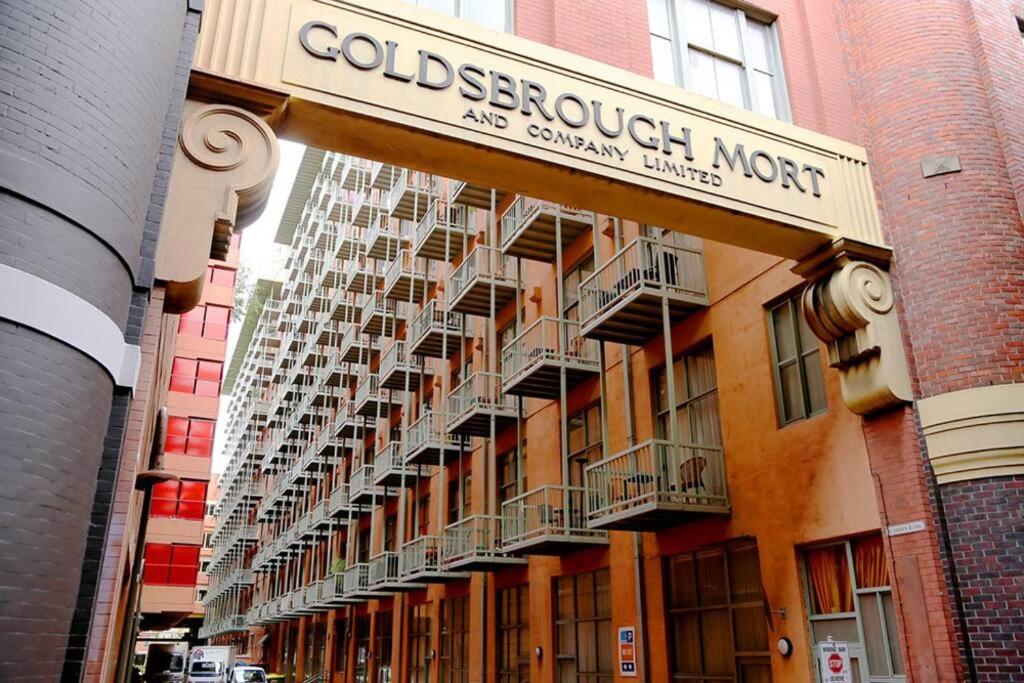 Darling Harbour stunning city location with pool, gym, wifi, Netflix