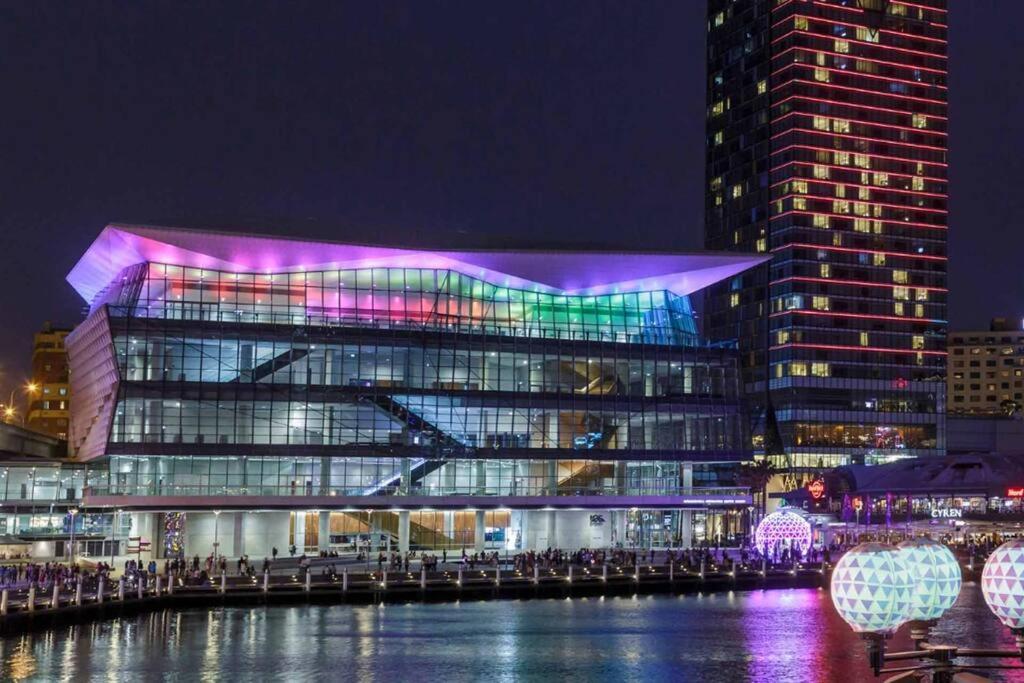Darling Harbour stunning city location with pool, gym, wifi, Netflix