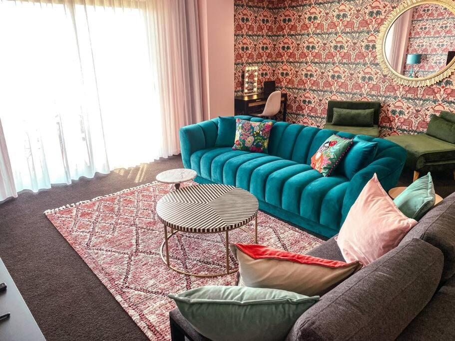 Darling Harbour stunning city location with pool, gym, wifi, Netflix