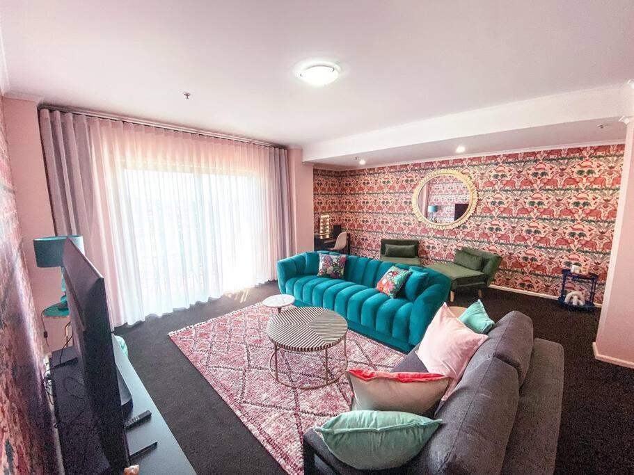 Darling Harbour stunning city location with pool, gym, wifi, Netflix