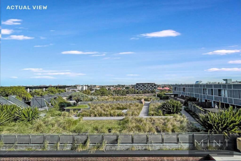 Darling Harbour stunning city location with pool, gym, wifi, Netflix