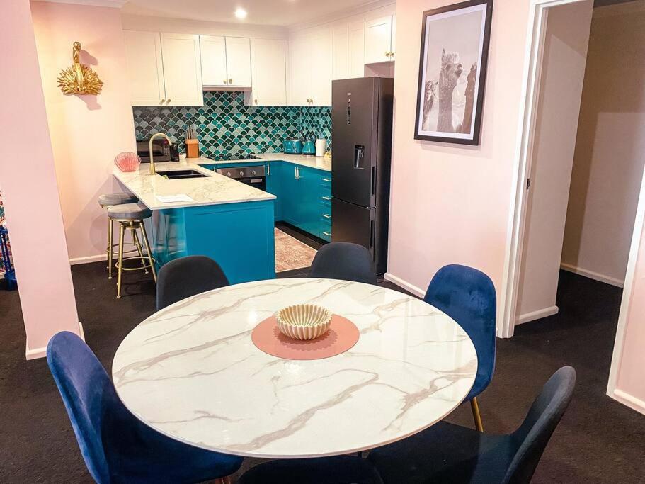 Darling Harbour stunning city location with pool, gym, wifi, Netflix