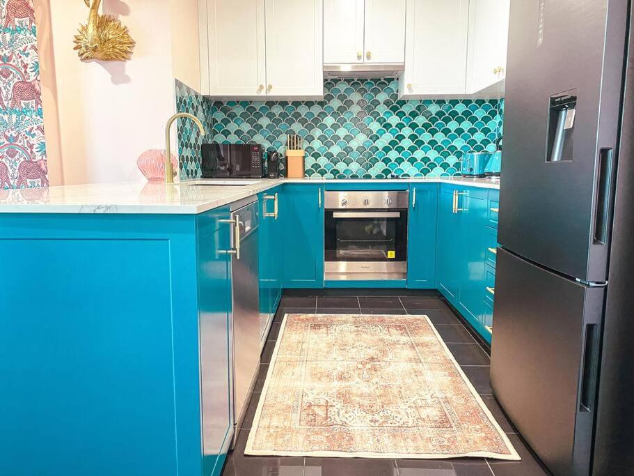 Darling Harbour stunning city location with pool, gym, wifi, Netflix