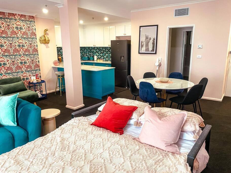 Darling Harbour stunning city location with pool, gym, wifi, Netflix