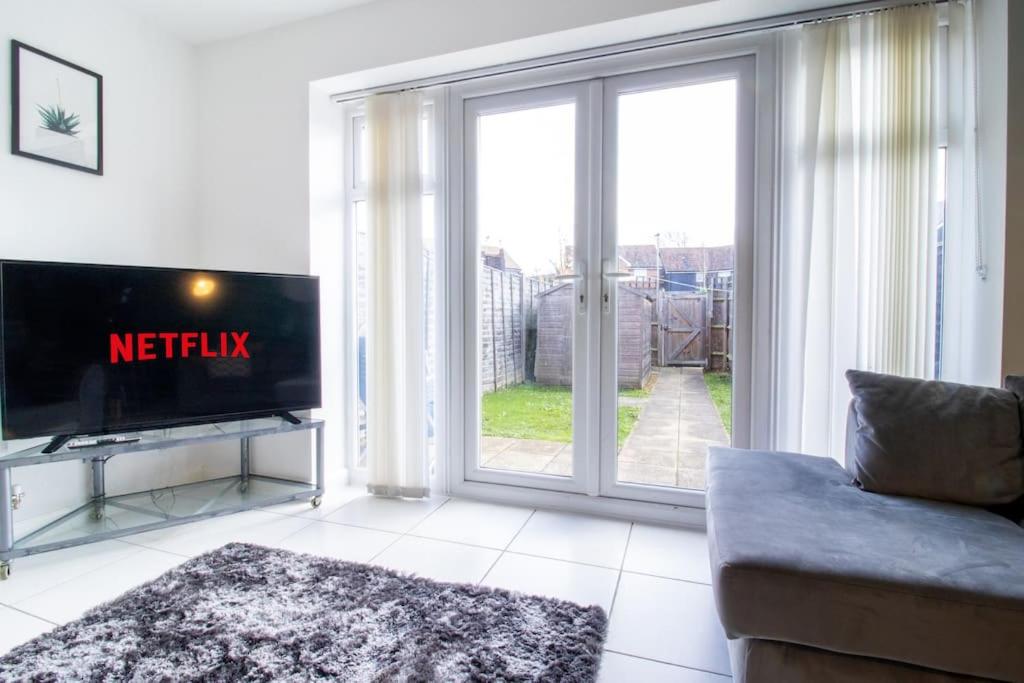 4BR Contractor Town House 2.5bathrooms, 2 free parking spaces managed by Chique Properties view 3