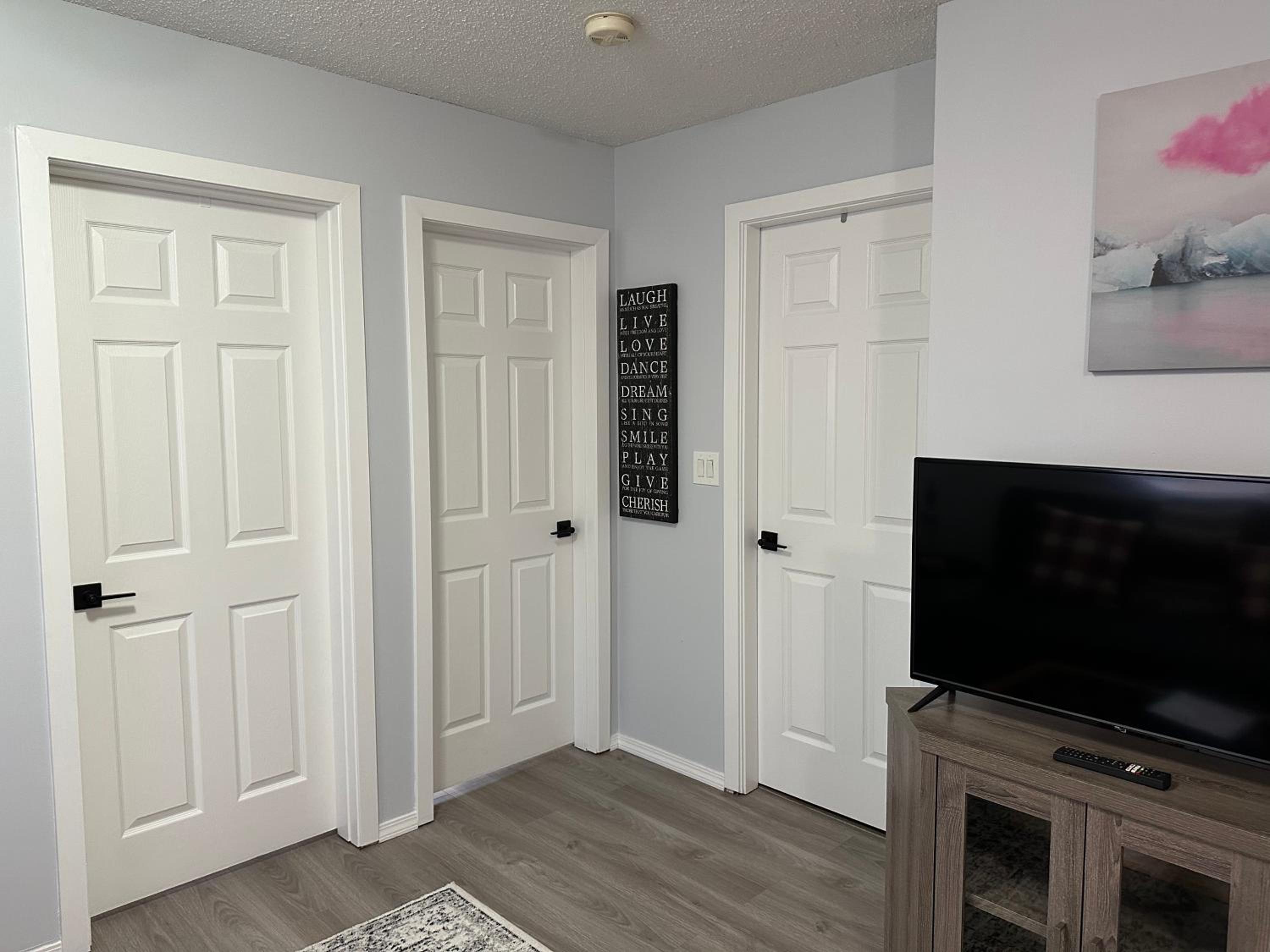 Lovely 2 bedroom condo, 2 minute walk fr downtown