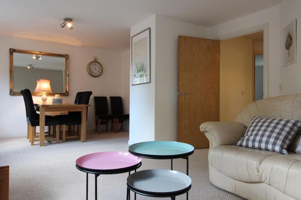 3 bedroom flat 10 mins walk to Bay and City center Free Parking view 2