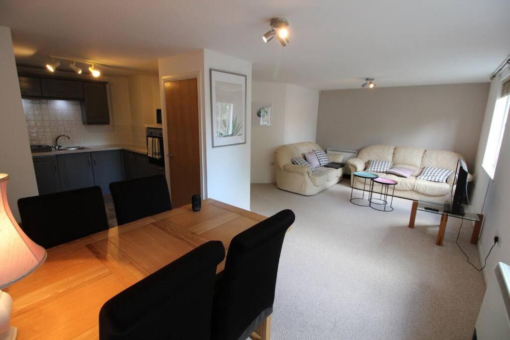 3 bedroom flat 10 mins walk to Bay and City center Free Parking view 4