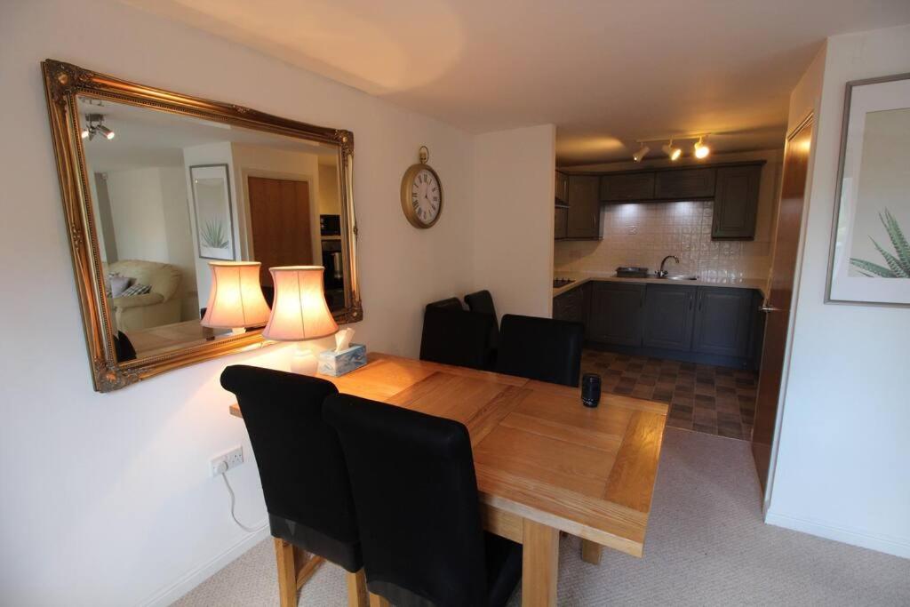 3 bedroom flat 10 mins walk to Bay and City center Free Parking view 5