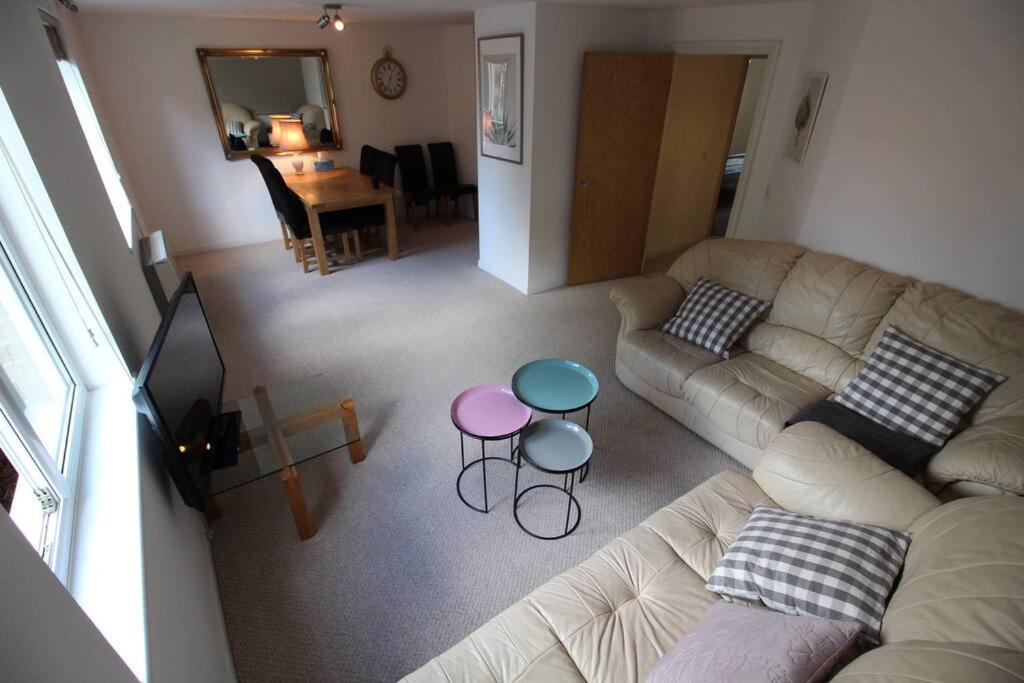 3 bedroom flat 10 mins walk to Bay and City center Free Parking view 3