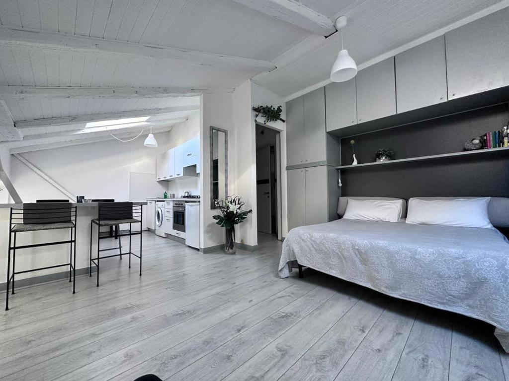 Angel en Trieste — hotel room