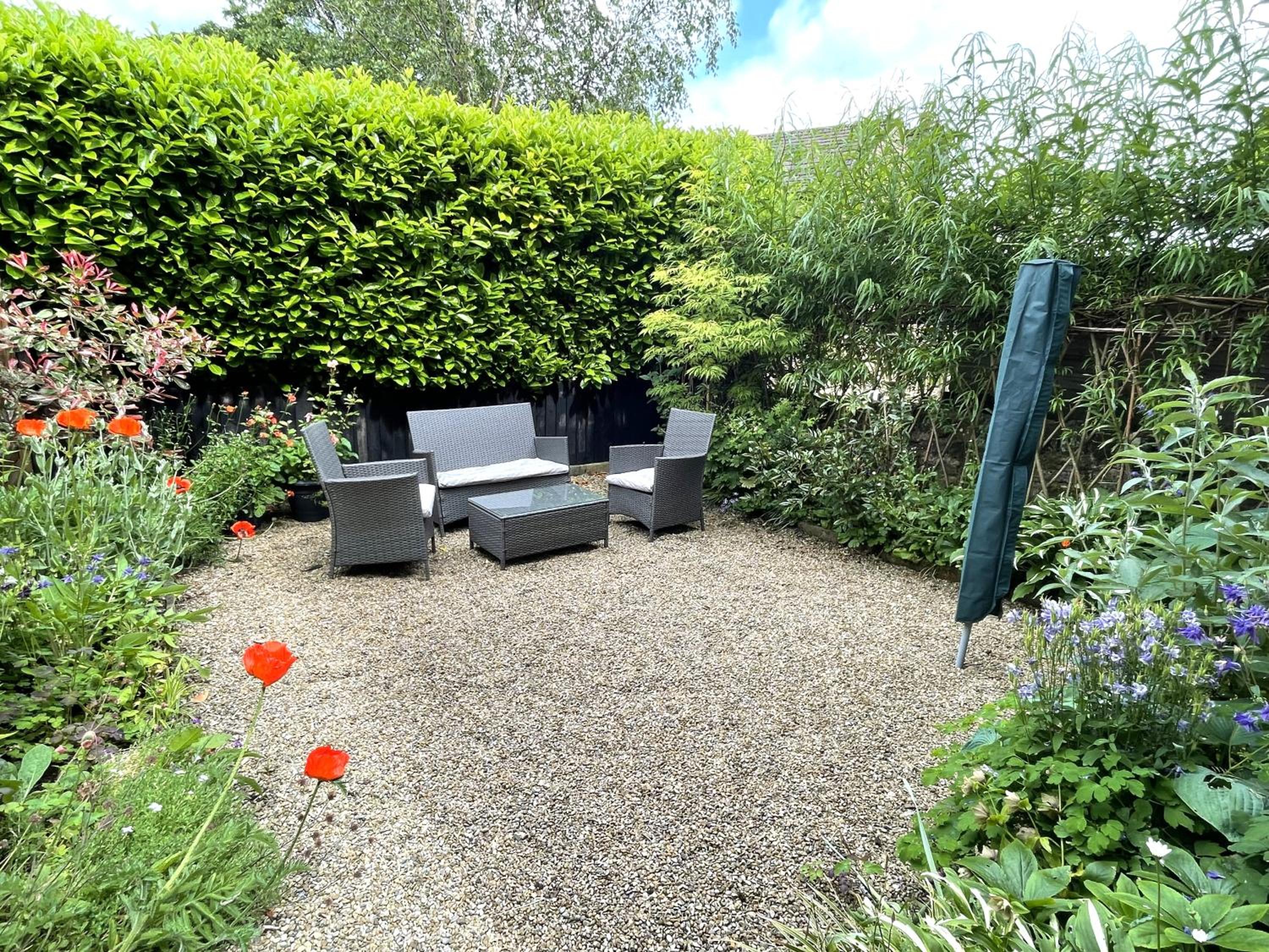 Mulberry Cottage with Wood Burner, Garden and Easy Parking