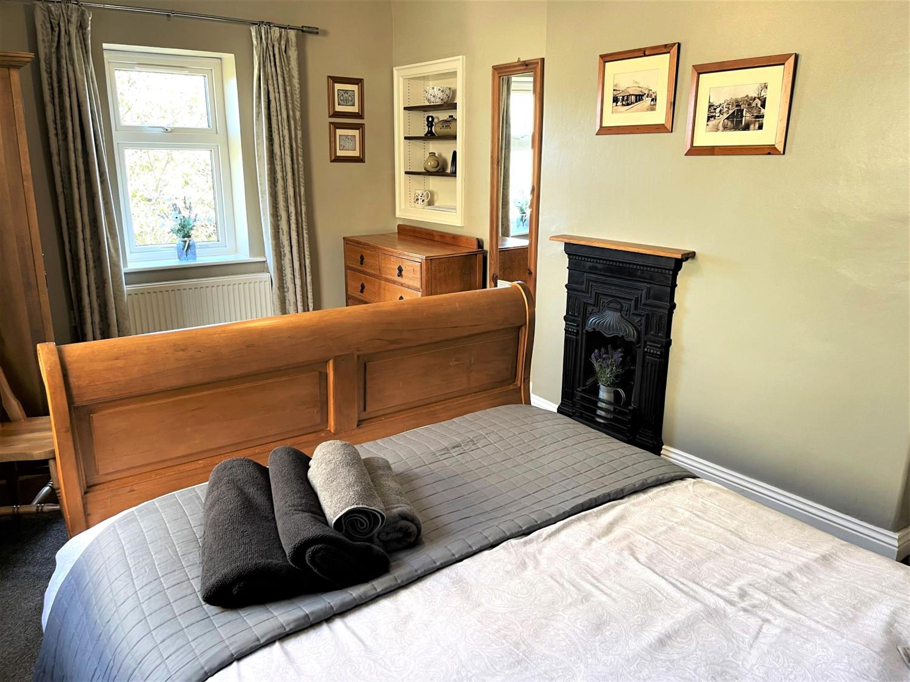 Mulberry Cottage with Wood Burner, Garden and Easy Parking