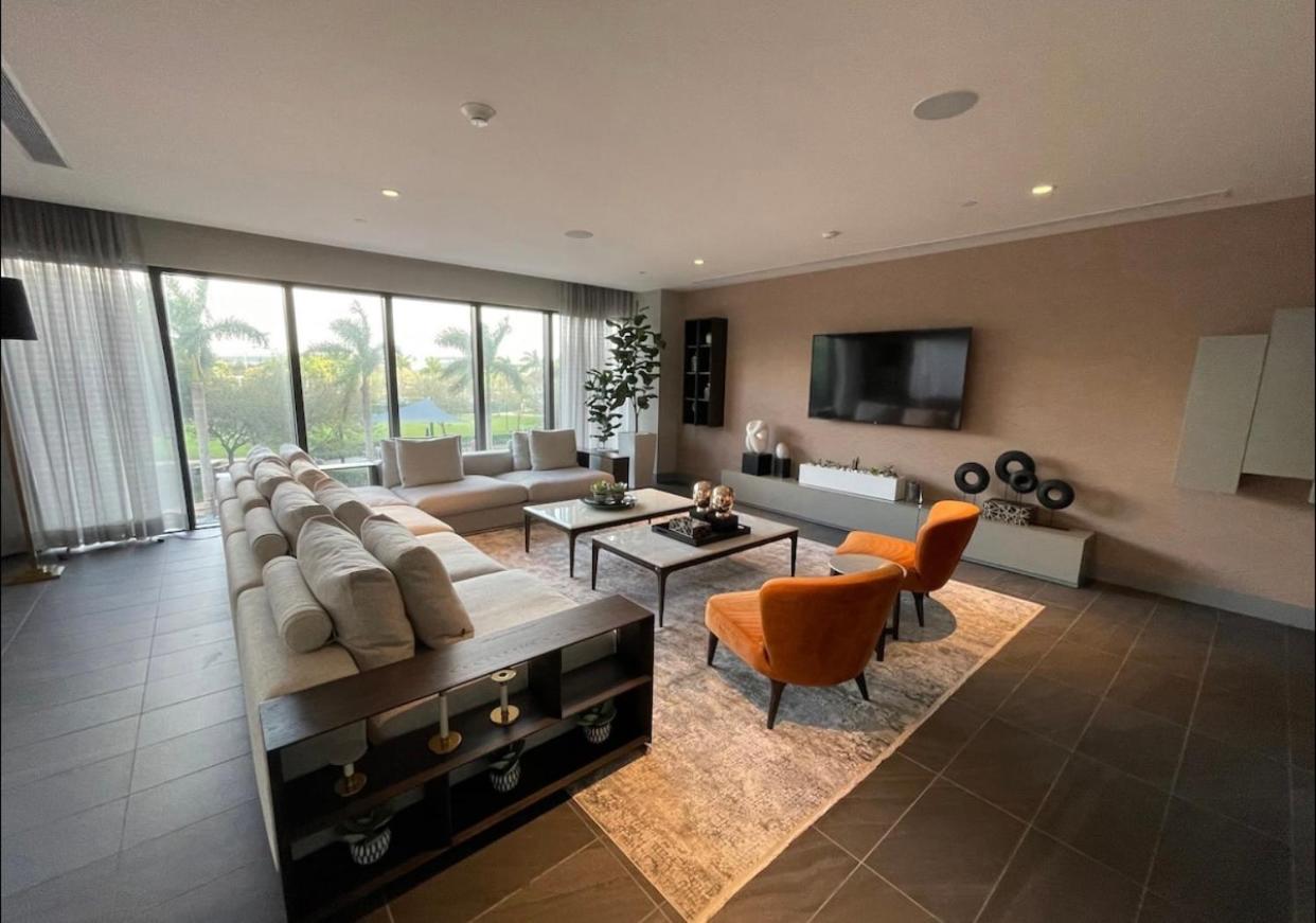 5350 Park inn Suite
