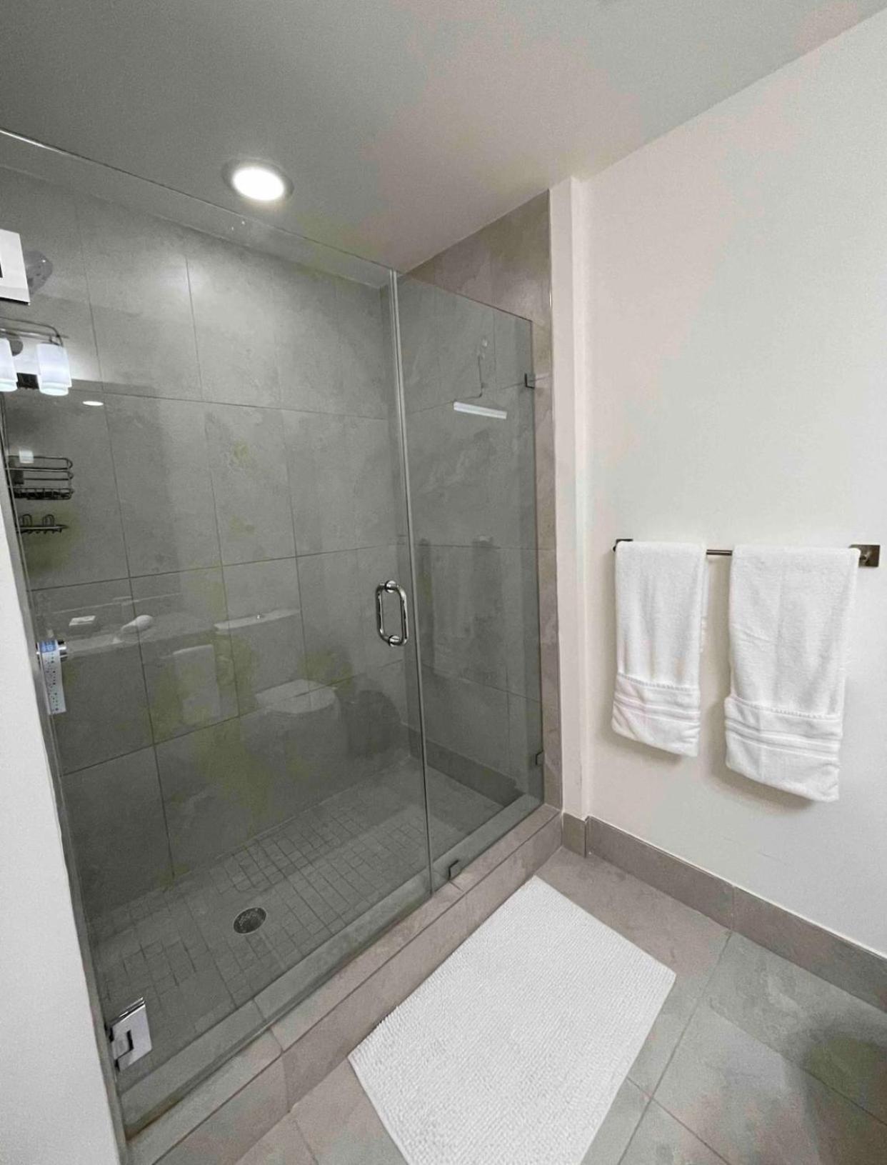 5350 Park inn Suite