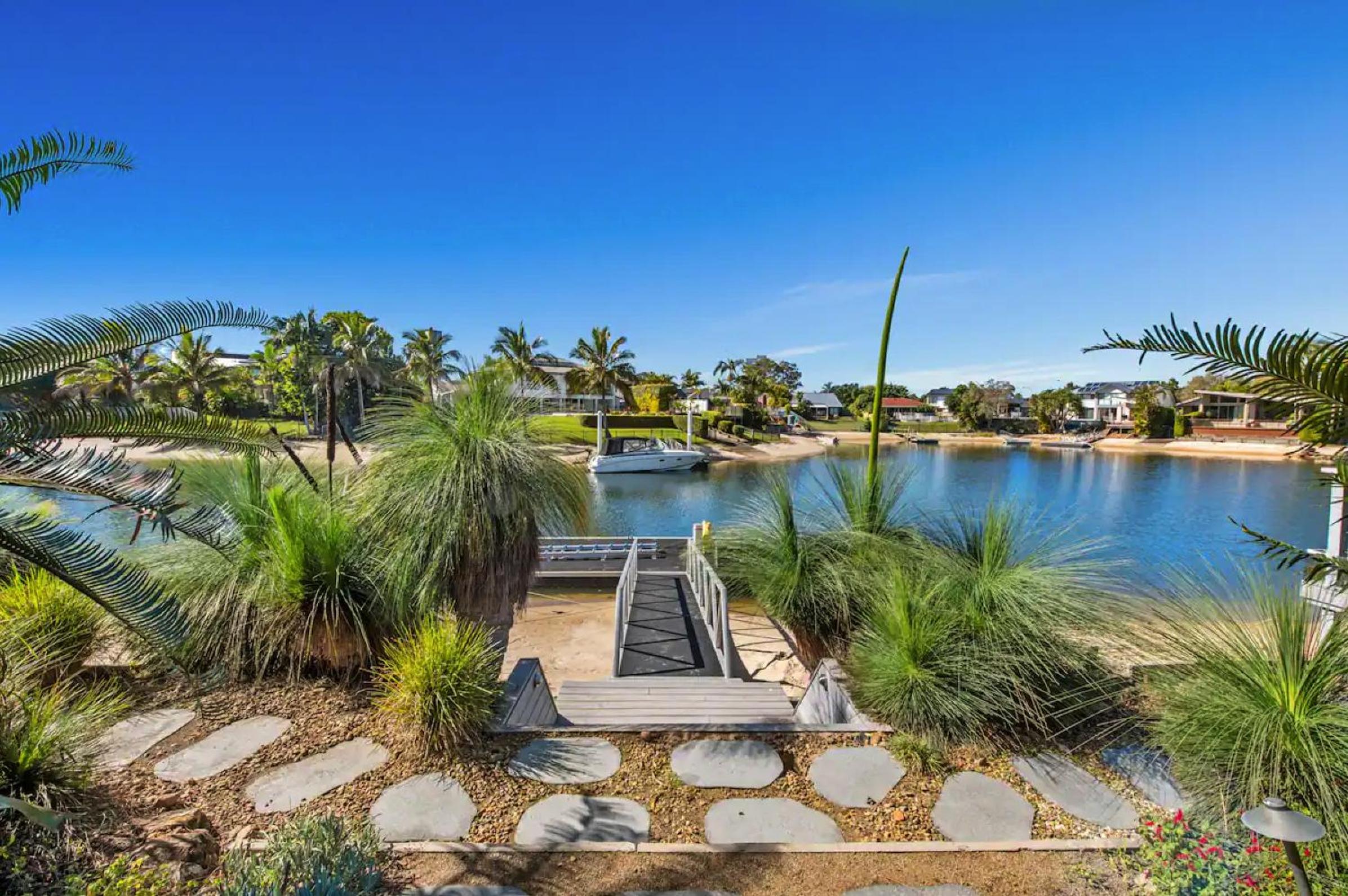 Broadbeach Bungalow - Heated Pool - Sleeps 7