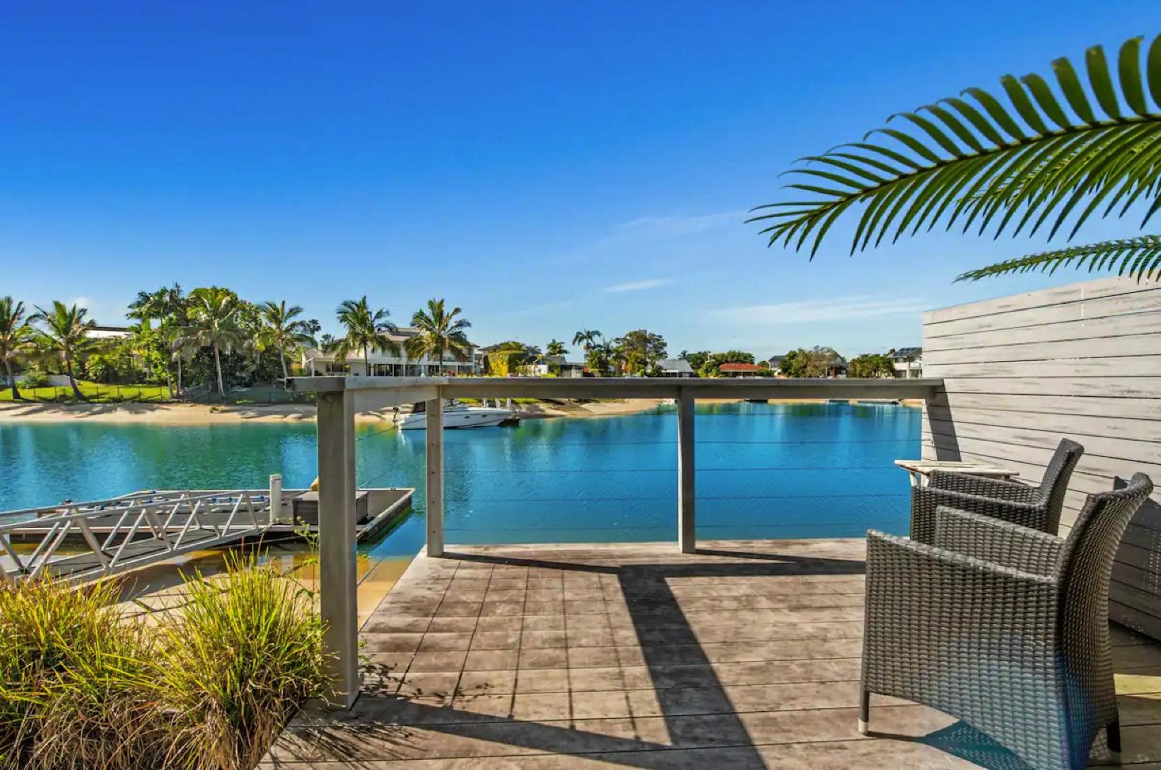 Broadbeach Bungalow - Heated Pool - Sleeps 7