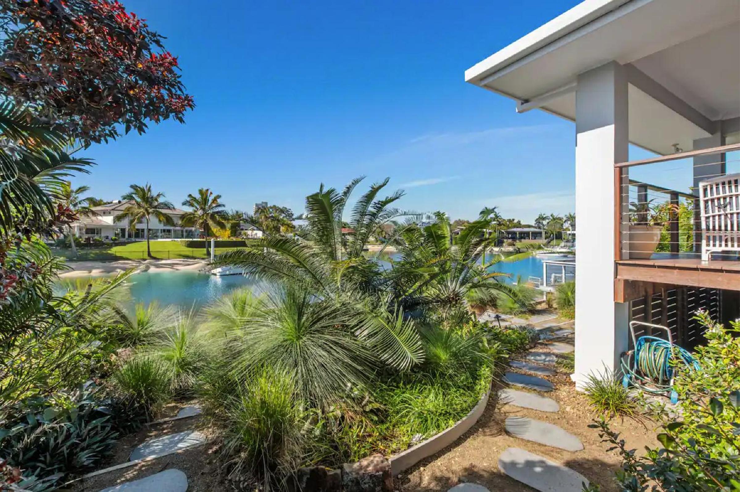Broadbeach Bungalow - Heated Pool - Sleeps 7