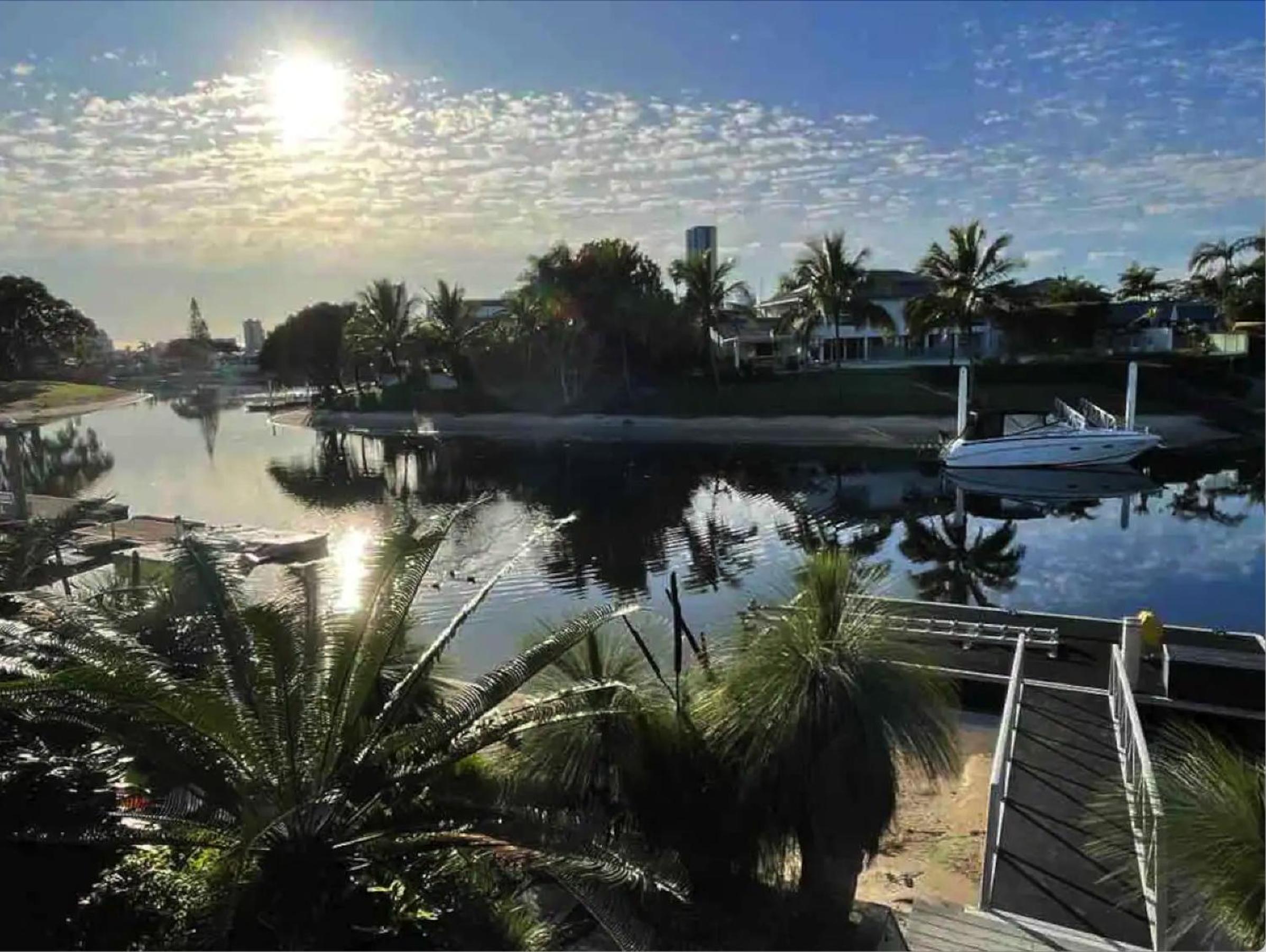 Broadbeach Bungalow - Heated Pool - Sleeps 7