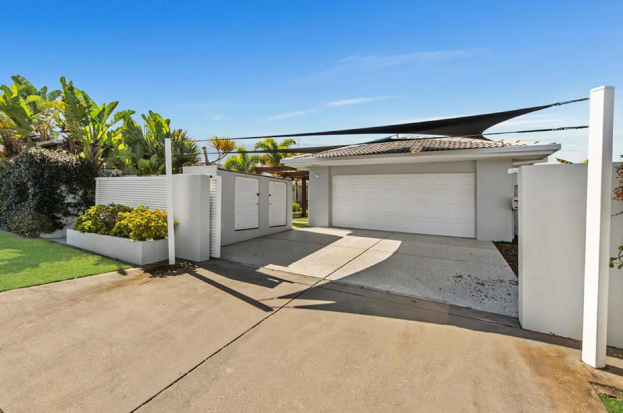 Broadbeach Bungalow - Heated Pool - Sleeps 7