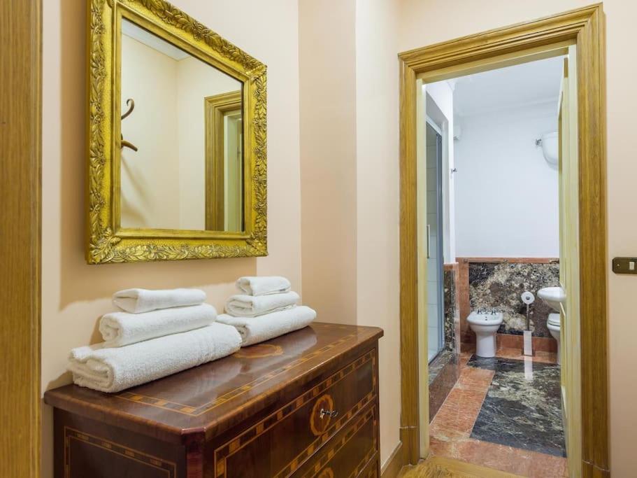 Apartment in a 1400s building in Via dei Coronari Piazza Navona