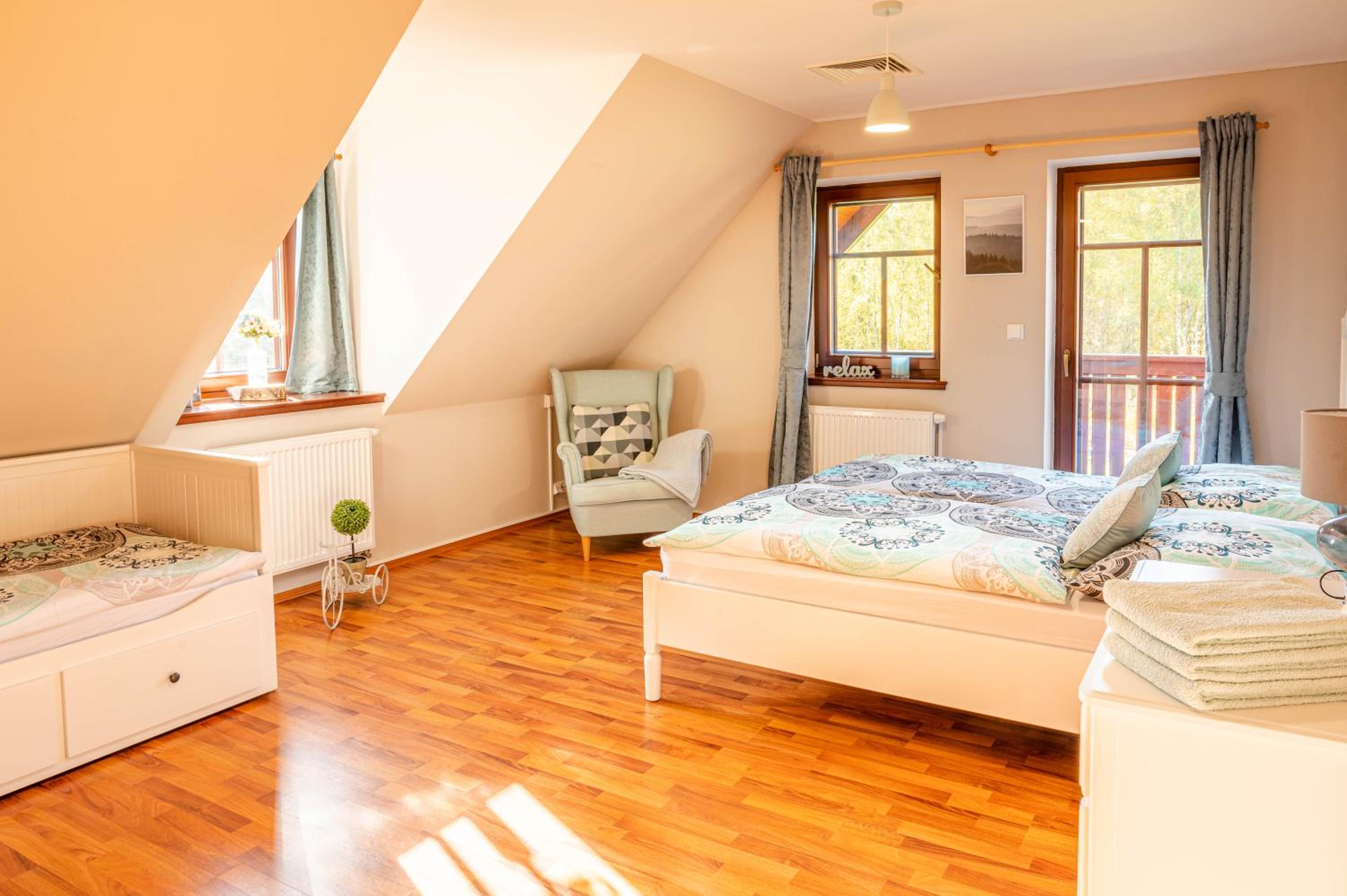 Cottage: AŽ PO UŠI („Head over heels“)